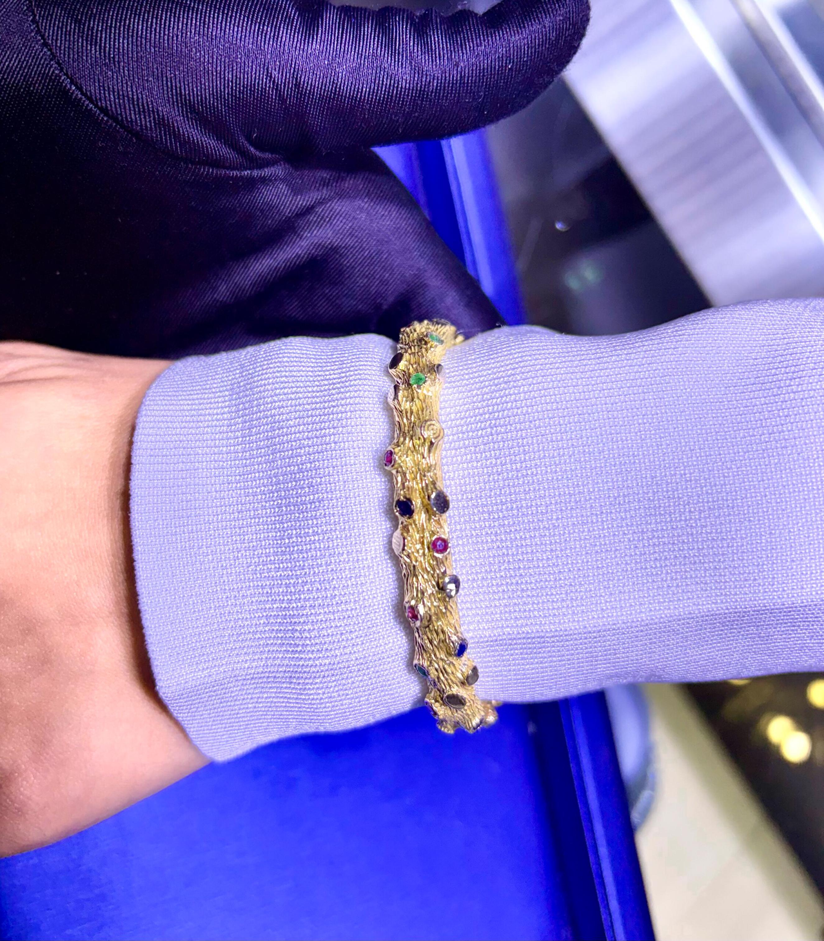 14k Yellow Gold Bark Finish Bangle Set With Emeralds and Sapphires For Sale 4