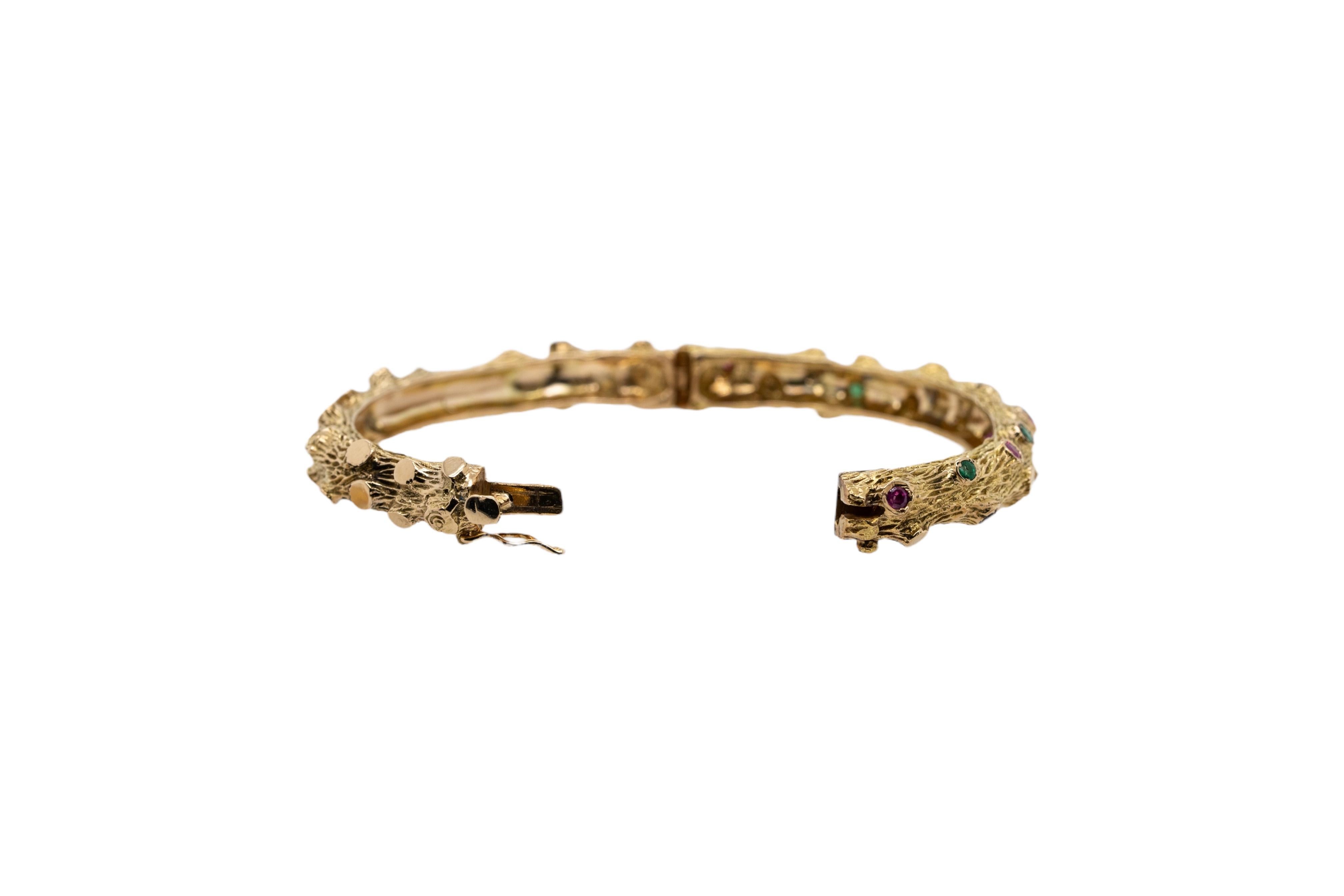 Art déco Bracelet jonc en or jaune 14 carats finition écorce serti d'émeraudes et de saphirs en vente