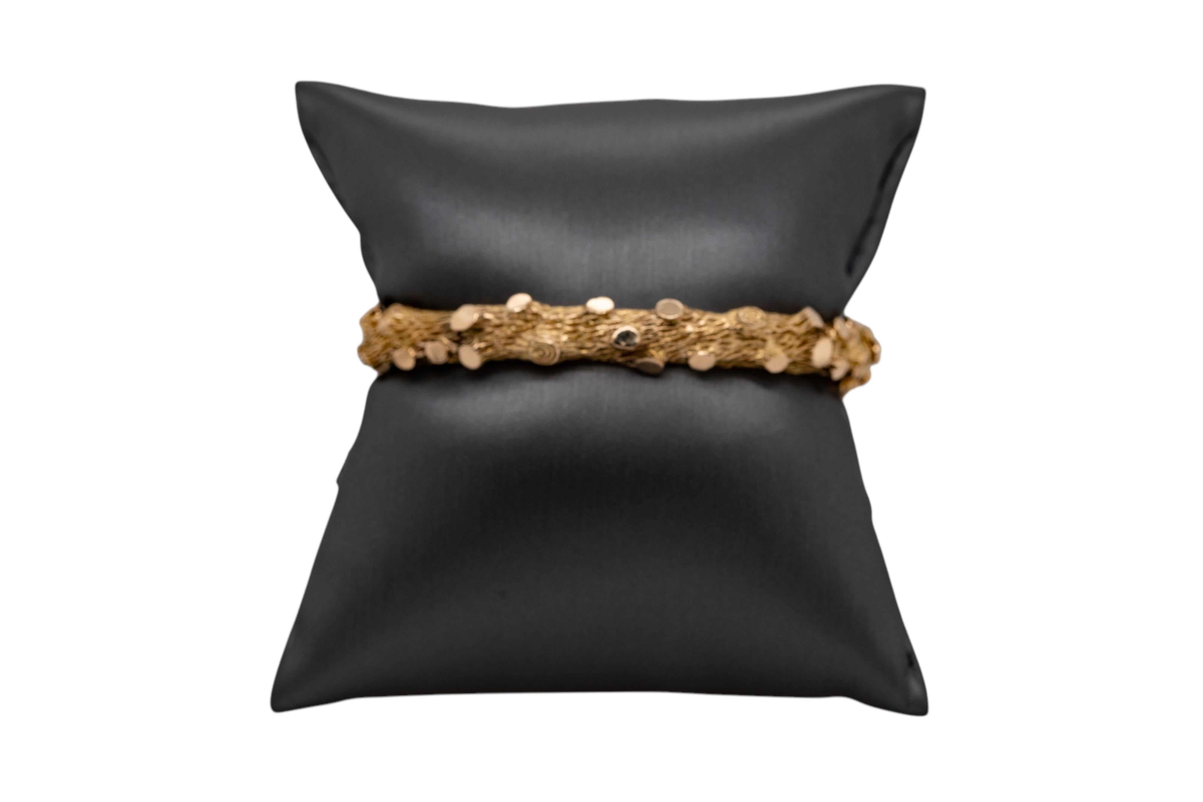 Bracelet jonc en or jaune 14 carats finition écorce serti d'émeraudes et de saphirs Pour femmes en vente