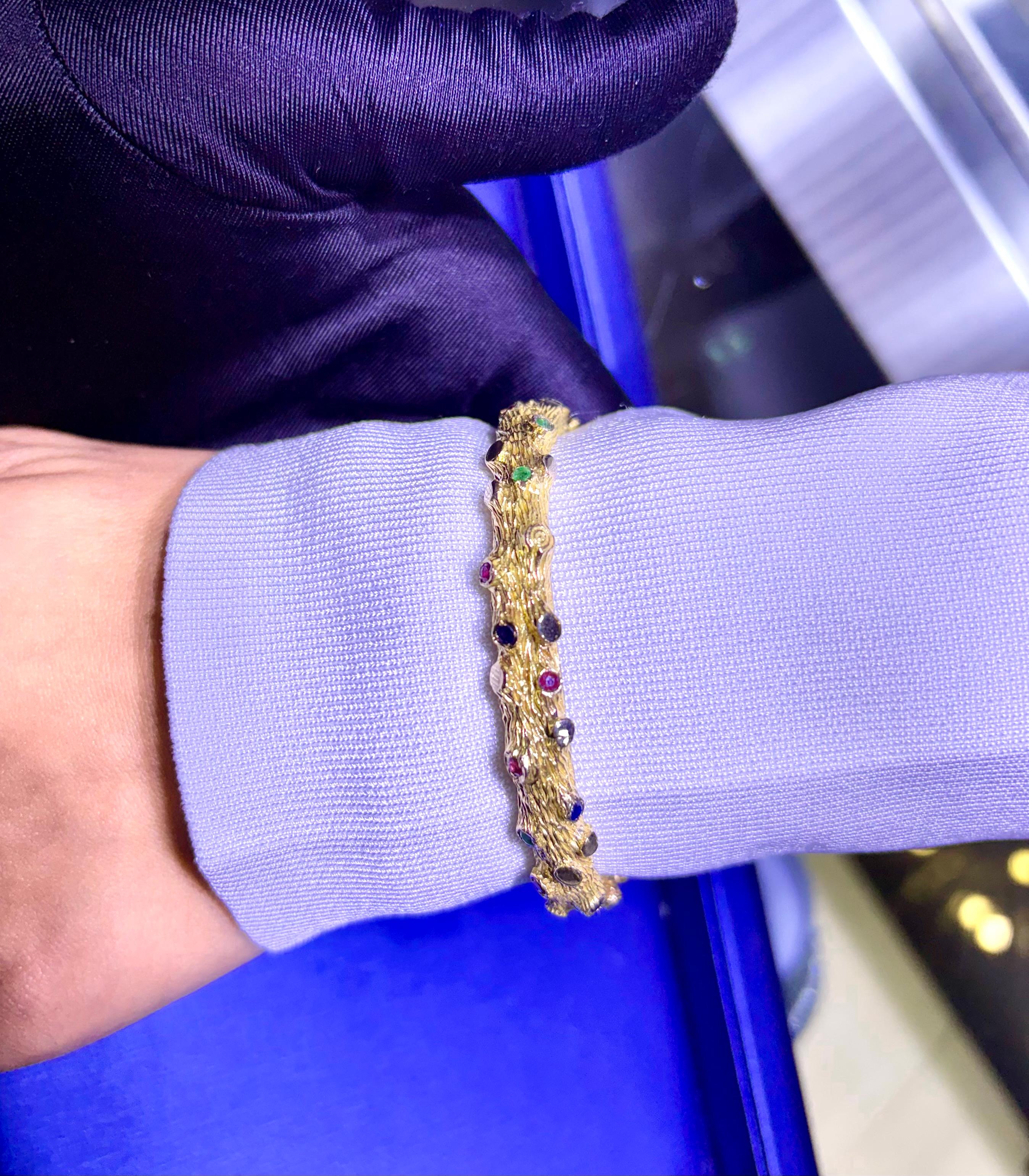 Bracelet jonc en or jaune 14 carats finition écorce serti d'émeraudes et de saphirs en vente 1