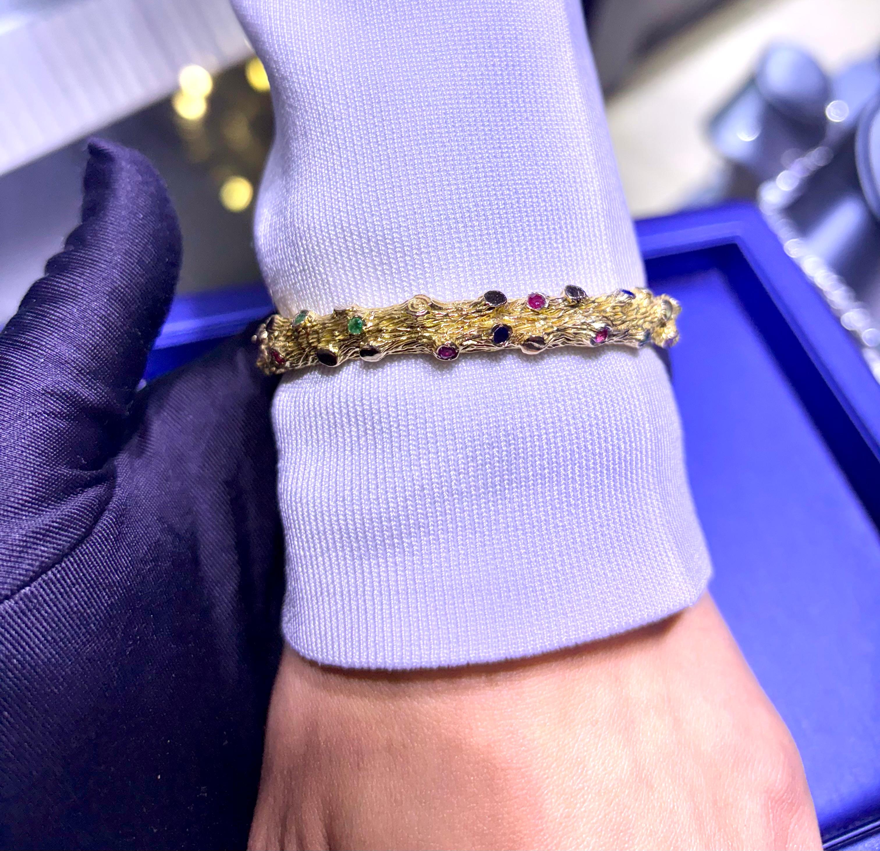 Bracelet jonc en or jaune 14 carats finition écorce serti d'émeraudes et de saphirs en vente 2