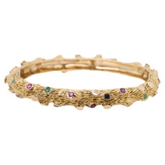 Bracciale con smeraldi e zaffiri in oro giallo 14k con finitura a corteccia