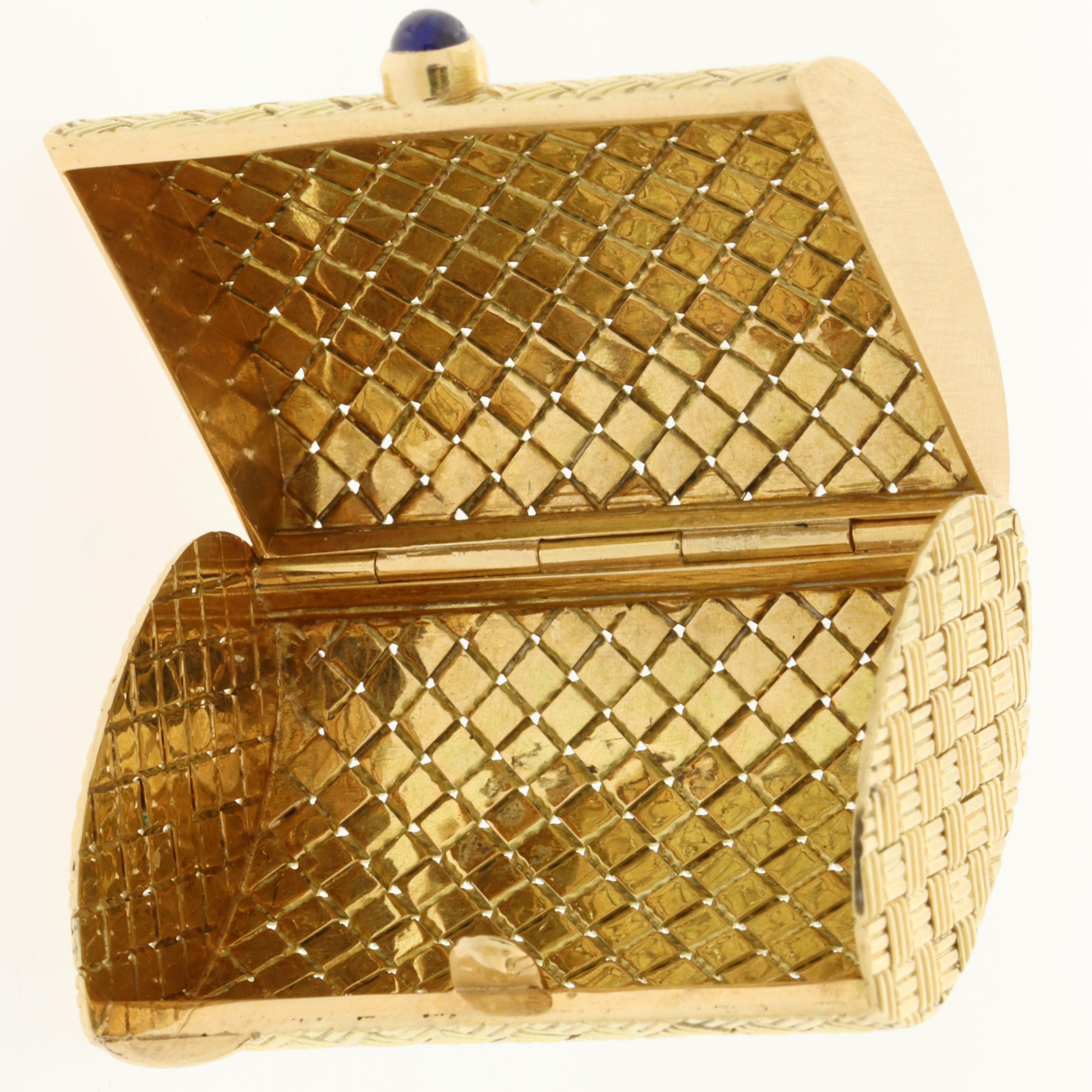 14 Karat Yellow Gold Basket Weave Sapphire Cabochon Pill Box Case Purse In Good Condition In Lauderdale by the Sea, FL