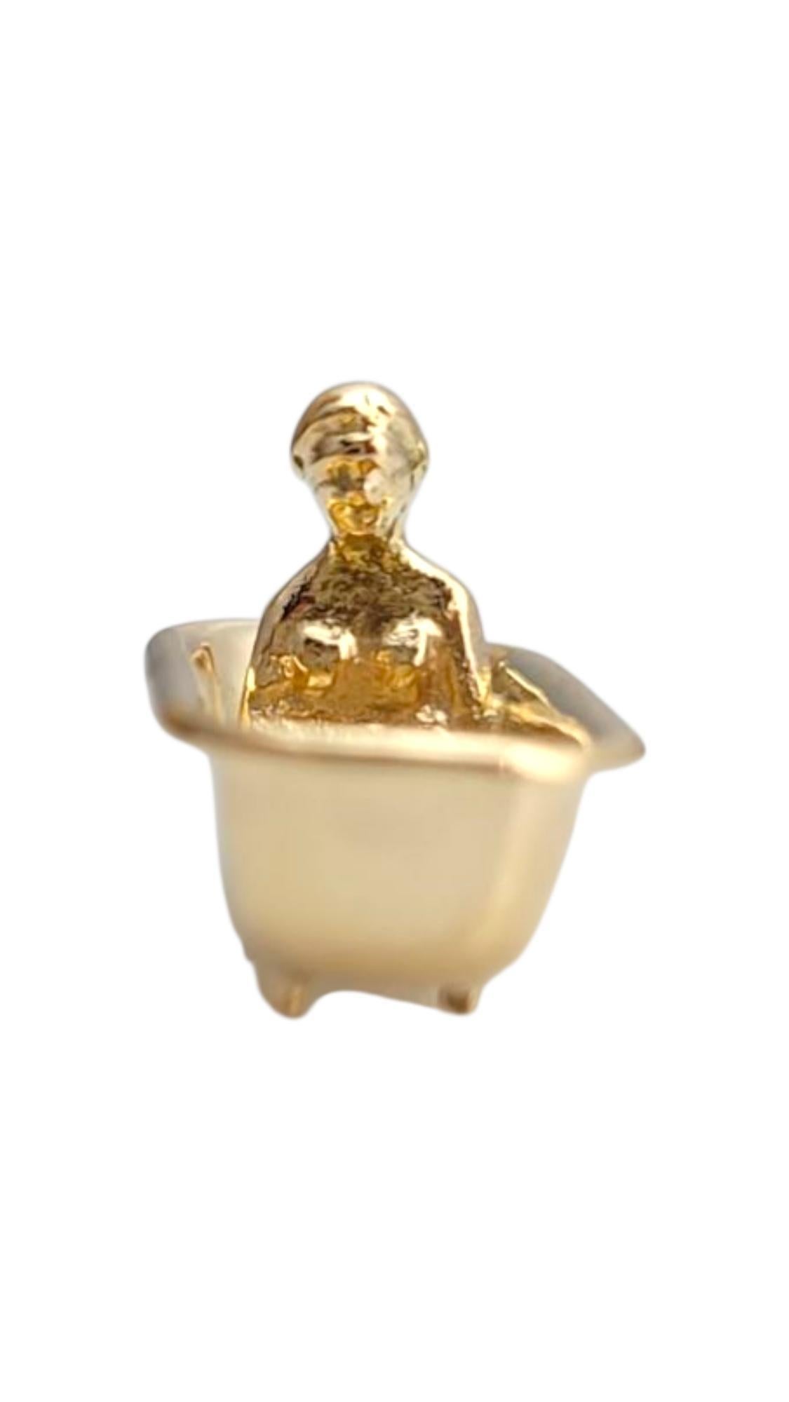14K Yellow Gold Bathtub Charm #21995 In Good Condition For Sale In Washington Depot, CT