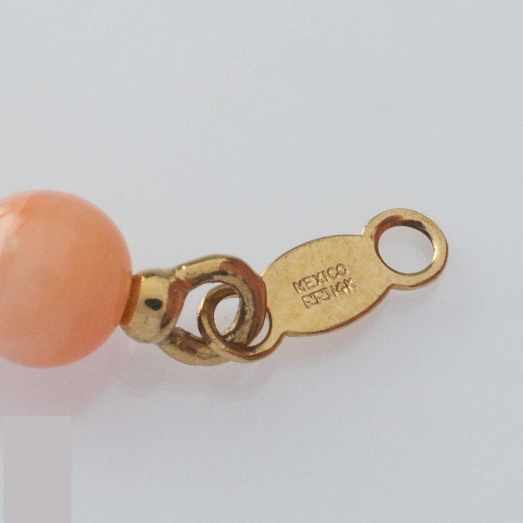 Moderne Bracelet de perles en or jaune 14k et perles de corail rondes avec fermoir mousqueton, longueur 6.75