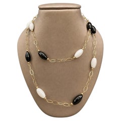 Collana da 40" con maglie ovali aperte, perline in oro giallo 14k, onice nero e pietra dura bianca