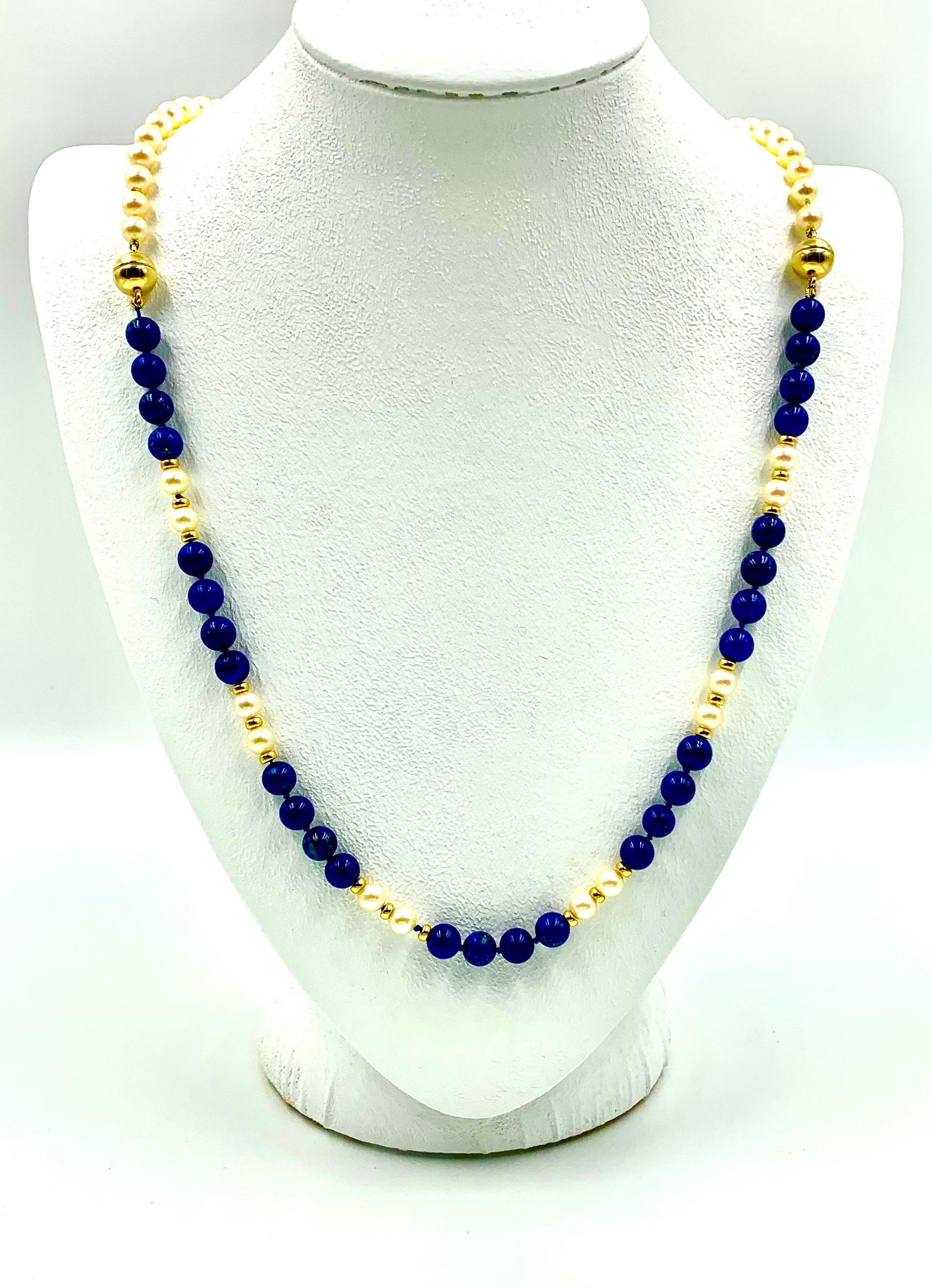 Magnifique collier polyvalent en or jaune 14k, lapis-lazuli et perles de culture qui peut être porté de quatre manières différentes : comme un long collier en or, lapis et perles de 725 mm, comme un collier à deux brins, comme un collier en lapis,