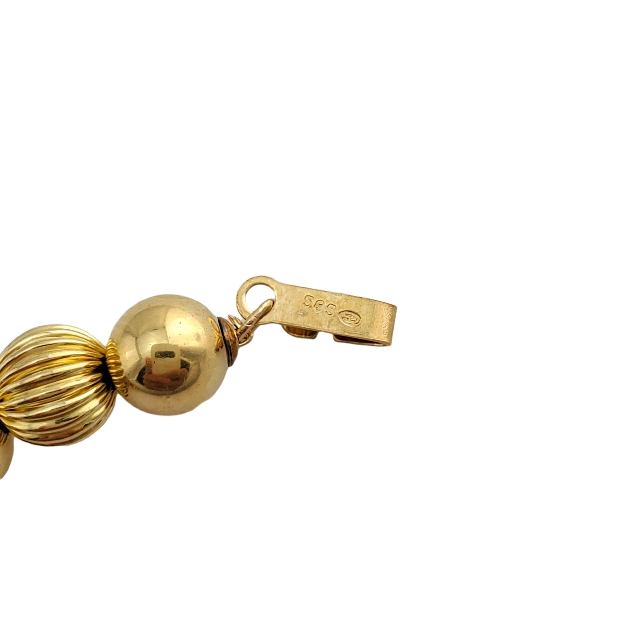 14K Gelbgold Perlenkette

Dieses Stück besteht aus einer Halskette mit gegliederten Perlen aus 14K Gelbgold in verschiedenen Größen.

Kettenlänge: 30 Zoll.

Gewicht: 17,3 gr/ 11,1 dwt

Punze: 585

Sehr guter Zustand, professionell poliert.

Wird in