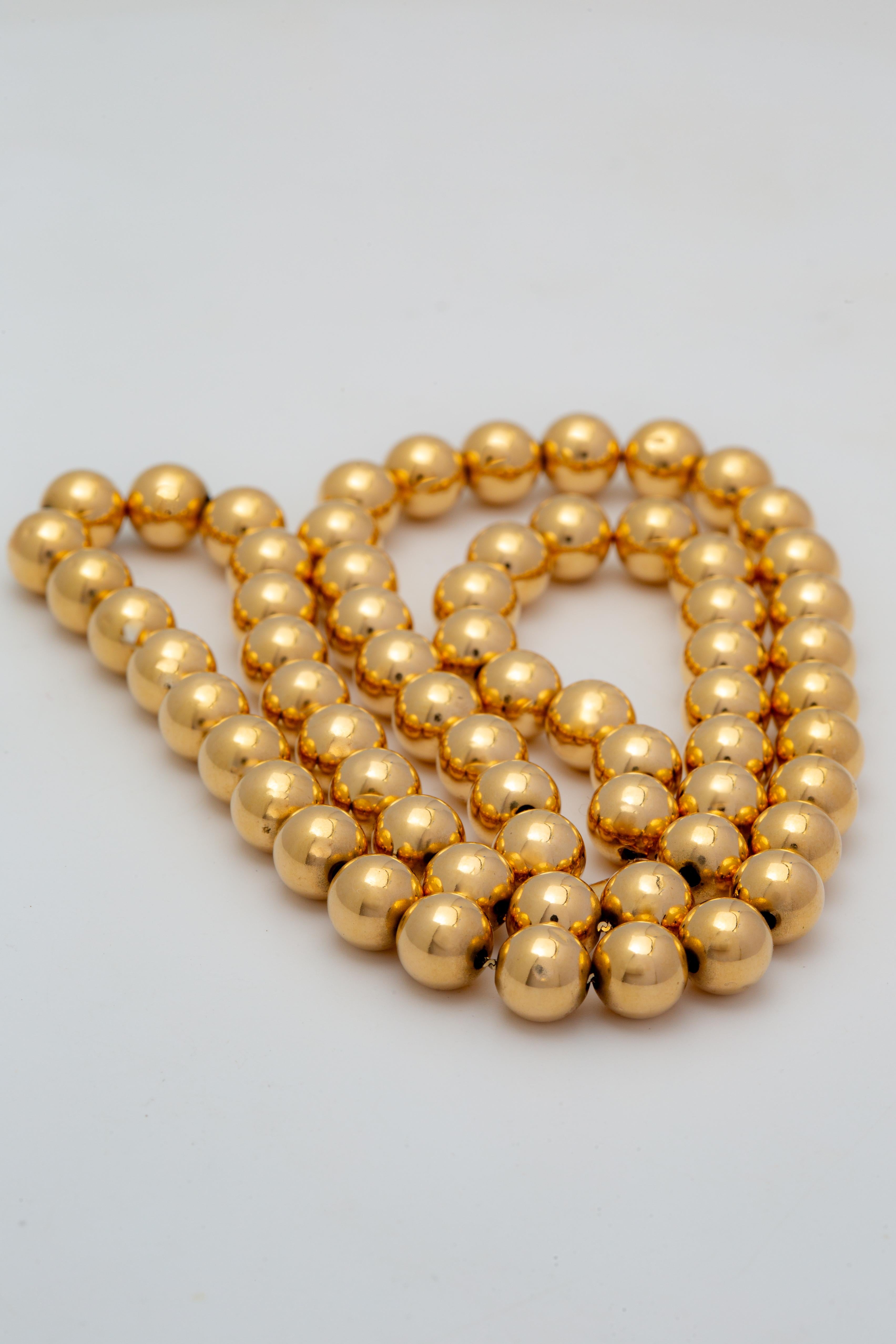 MATERIAL : Or jaune 14k
Poids : 9,4 grammes
Longueur : 19 pouces
Diamètre des perles : 7.1 mm

Idéal pour être superposé à vos chaînes préférées ou pour être porté seul. Certaines perles ont de légères petites bosses dues à leur âge. Il n'est pas