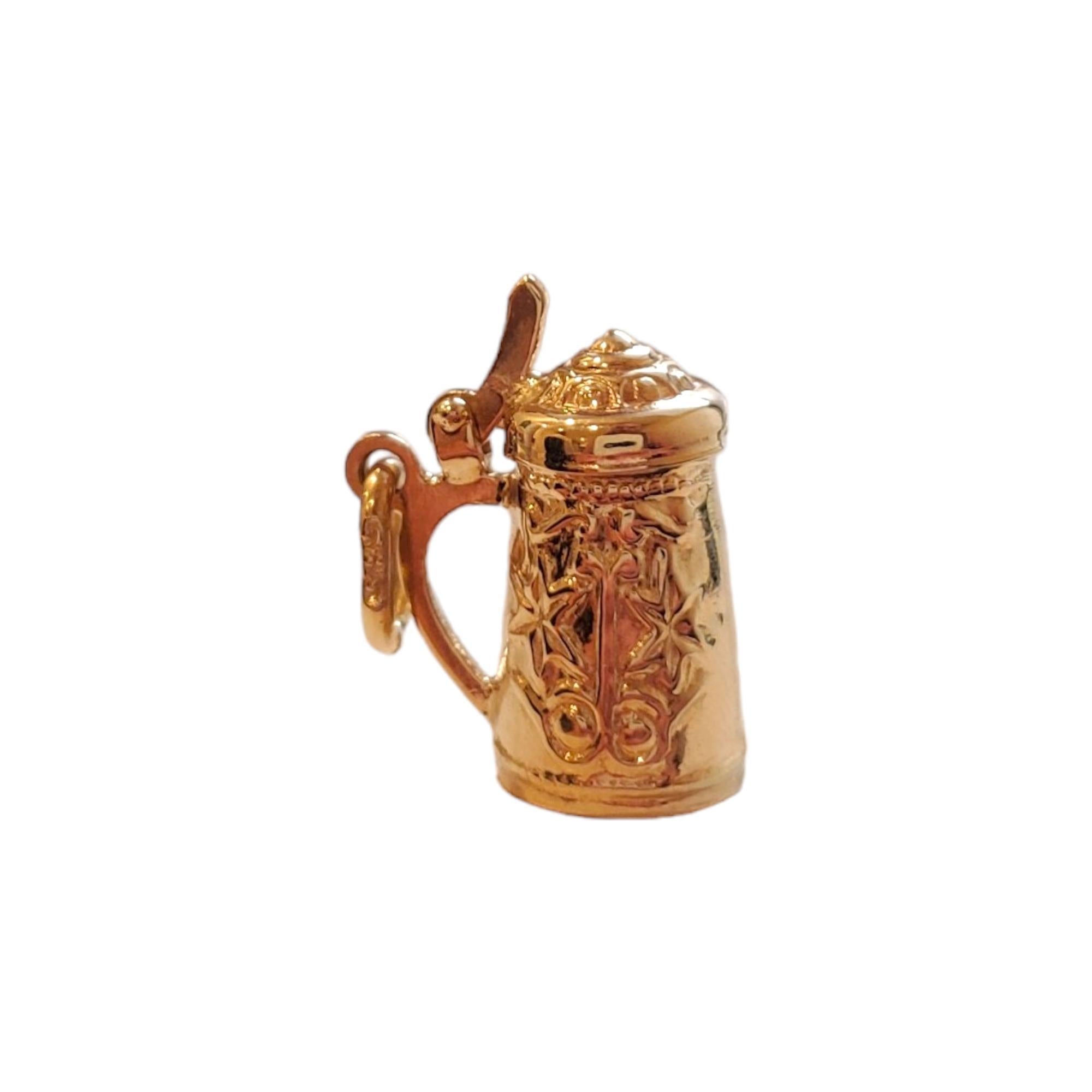 Breloque en or jaune 14K - Stein à bière 

Santé avec cette breloque de sté de bière ludique dotée d'un bouchon réaliste qui s'ouvre et se referme !

Marqué : ITALIE 585

Poids : 3,0 g/ 2,0 dwt.

Taille : 17,8 mm X 10,1 mm X 14,6 mm

Chaîne non