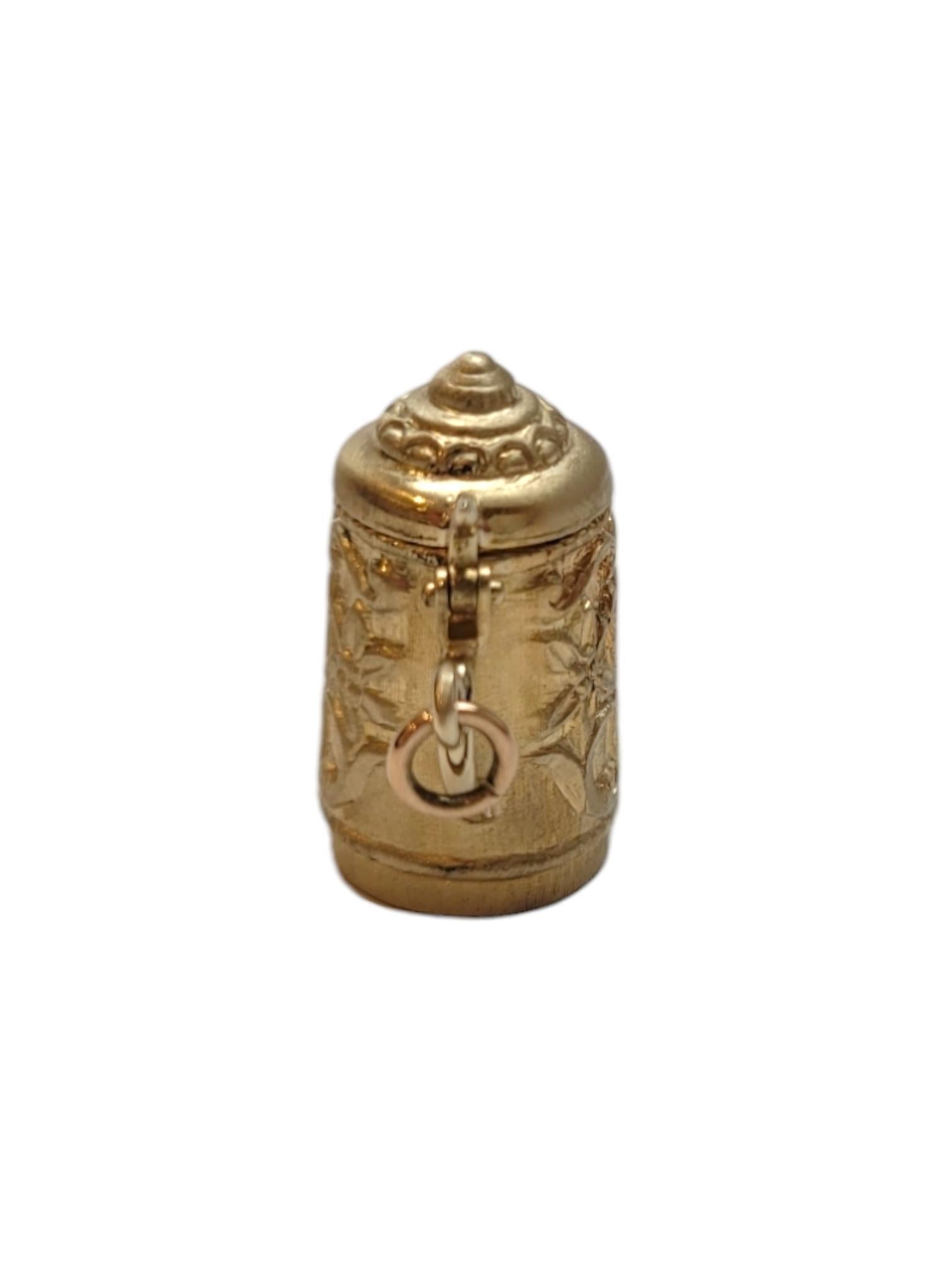 Breloque en or jaune 14K pour la bière 

Que vous célébriez l'Oktoberfest, que vous vous souveniez d'aventures épiques autour de la bière ou que vous aimiez simplement une touche de fantaisie sur vos bijoux, cette breloque en or jaune 14 carats en
