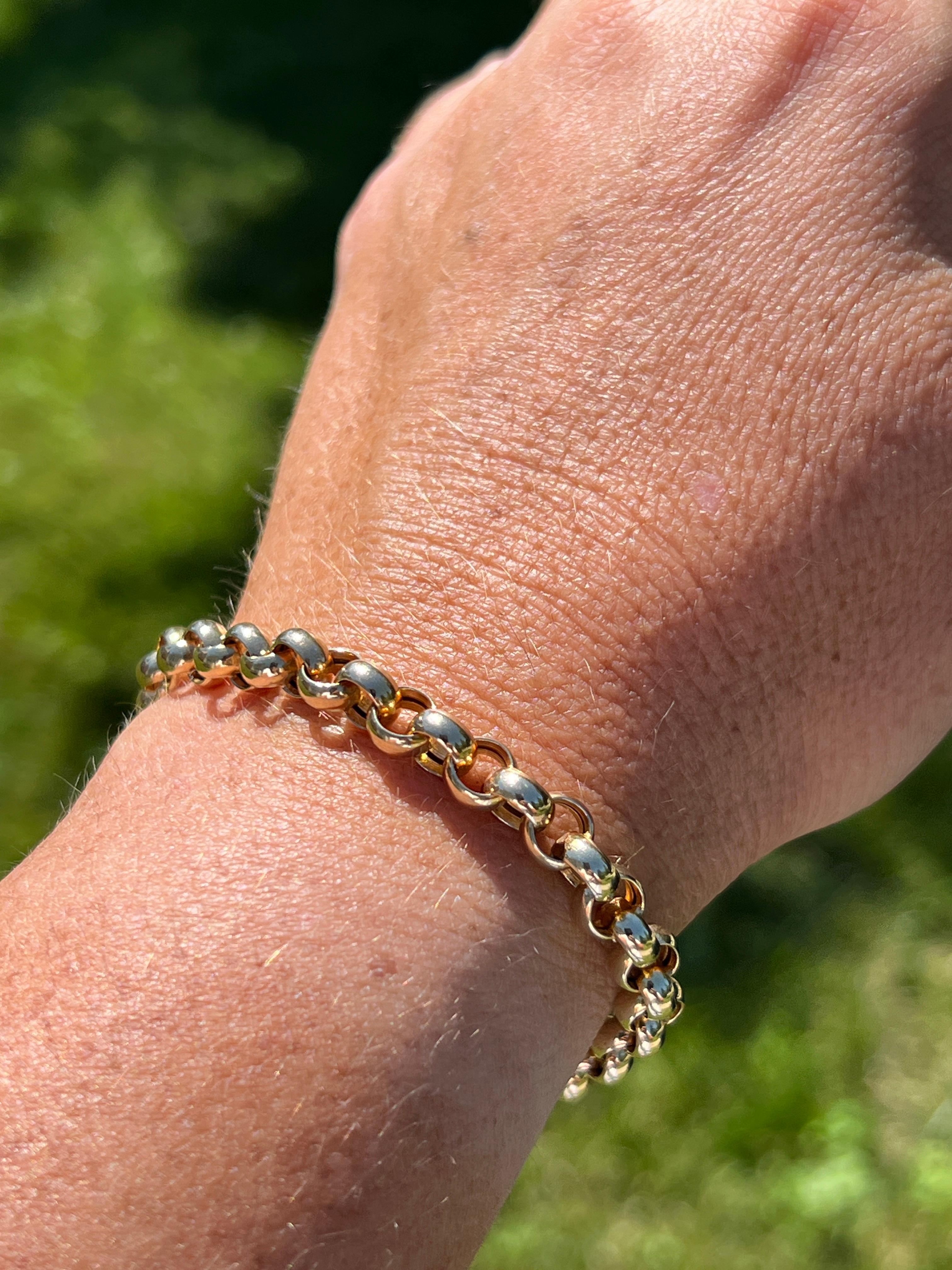 One contemporary 14 karat yellow gold hollow circle belcher link 7.5 inch bracelet complete with a large spring ring clasp that measures 13.2mm. This bracelet is 0.26 wide and weighs 9.6 grams



