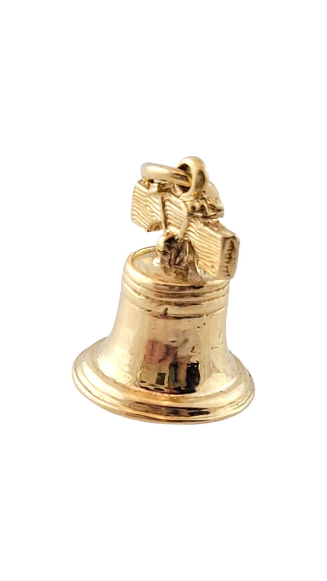 Questo adorabile charm a forma di campana è realizzato in oro giallo 14k.

Dimensioni: 14,7 mm X 10,7 mm

Lunghezza con cauzione: 17.9 mm

Peso: 2,0 g/ 1,2 dwt

Testato a 14K

Ottime condizioni, lucidato professionalmente.

Verrà confezionato in una