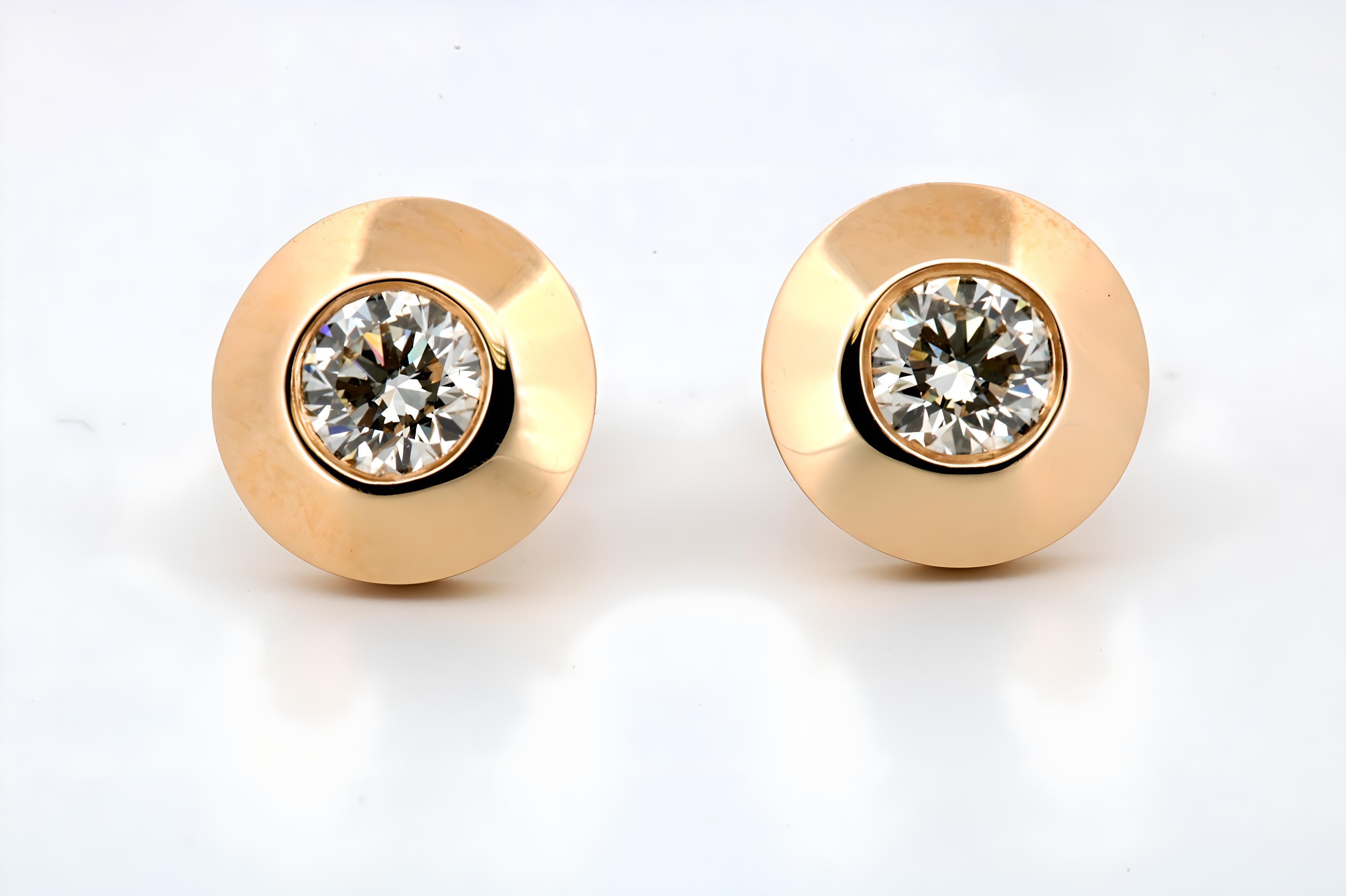 Questi splendidi orecchini sono realizzati in lussuoso oro giallo 14 carati e trasmettono un'eleganza senza tempo, moderna e classica allo stesso tempo. Ogni orecchino è incastonato con un diamante naturale brillante a taglio rotondo, per un totale