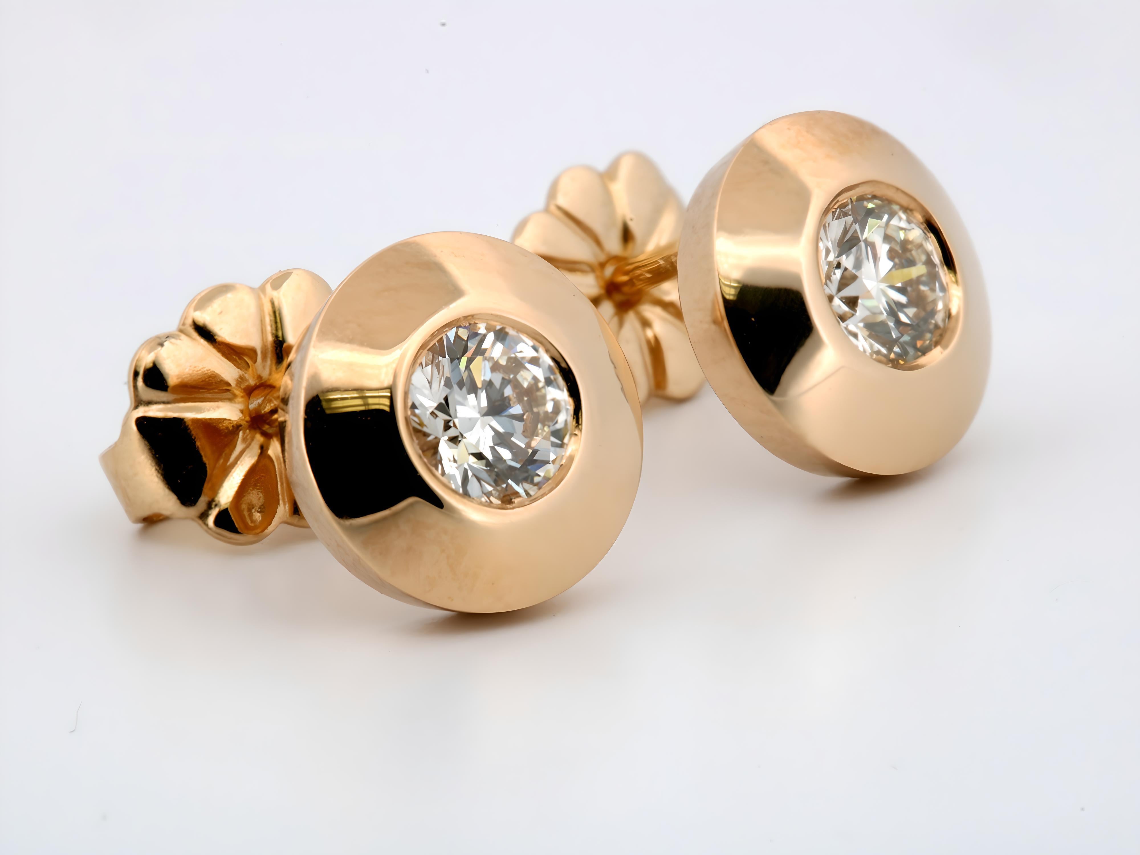 Taglio rotondo Borchie in oro giallo 14K con castone largo e diamante da 0,34 carati in vendita