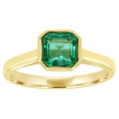 Anillo solitario de esmeralda verde Asscher con bisel de oro amarillo de 14 quilates 'Centro- 1,2 quilates'