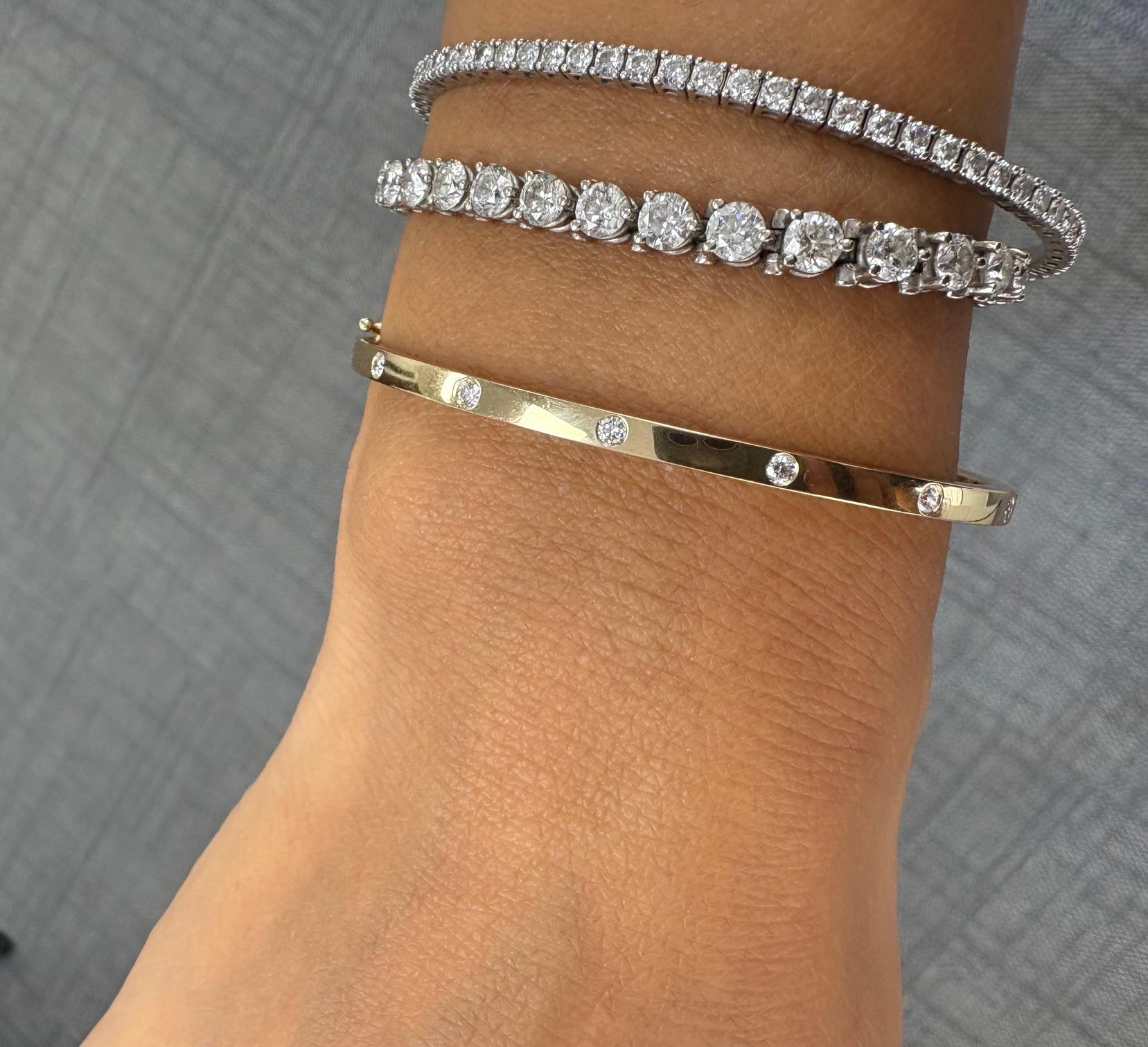 Dies ist ein atemberaubender Designer inspiriert 7 Station Lünette Diamant stapelbar Armreif. Perfekt, um sie allein zu tragen oder mit anderen Armreifen zu kombinieren.

14K Gelbgold 
Gold Gewicht 8,3 Gramm
7 Runde natürliche Diamanten
Diamant