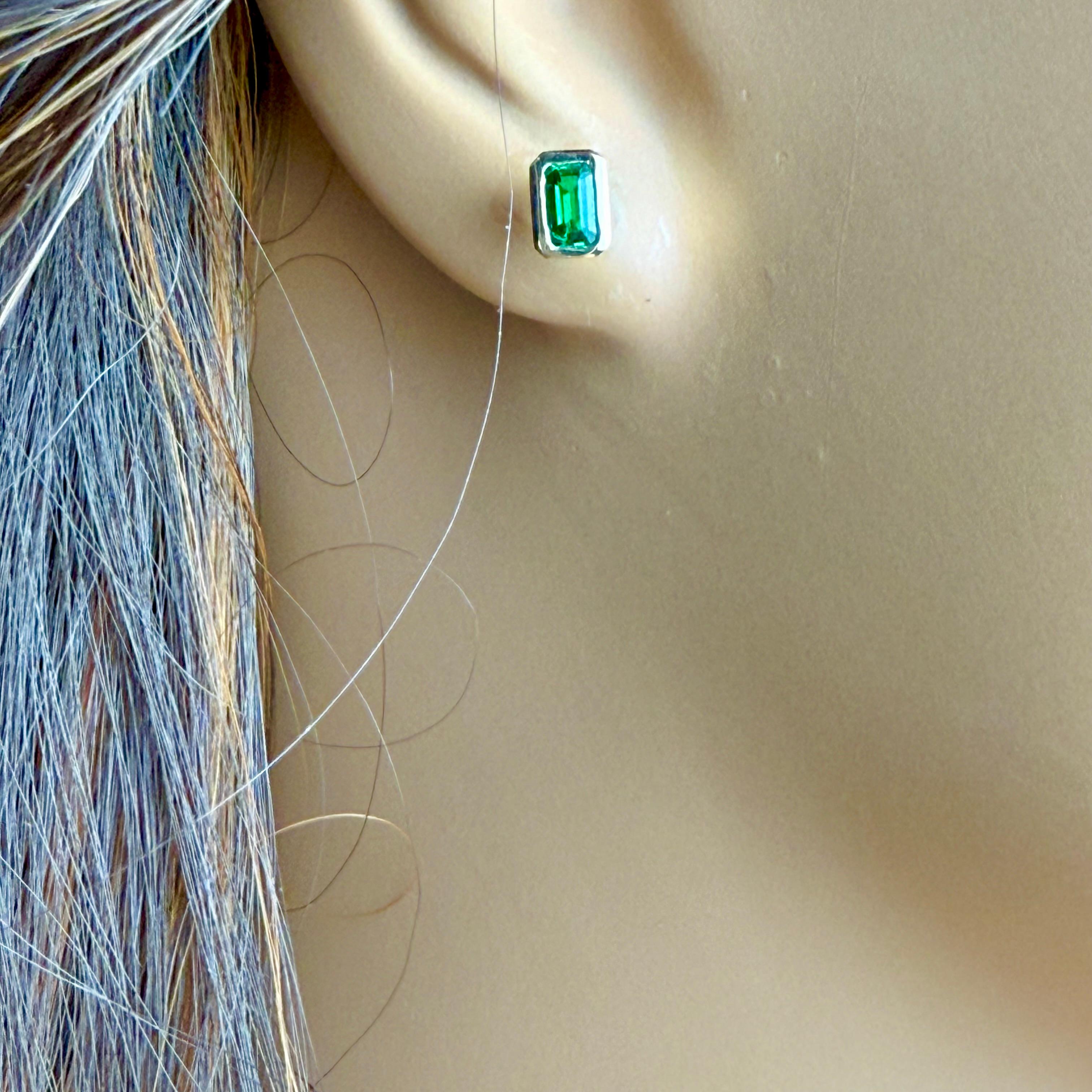 Contemporary 14K Yellow Gold Bezel Set Colombian Emerald Stud Earrings For Sale