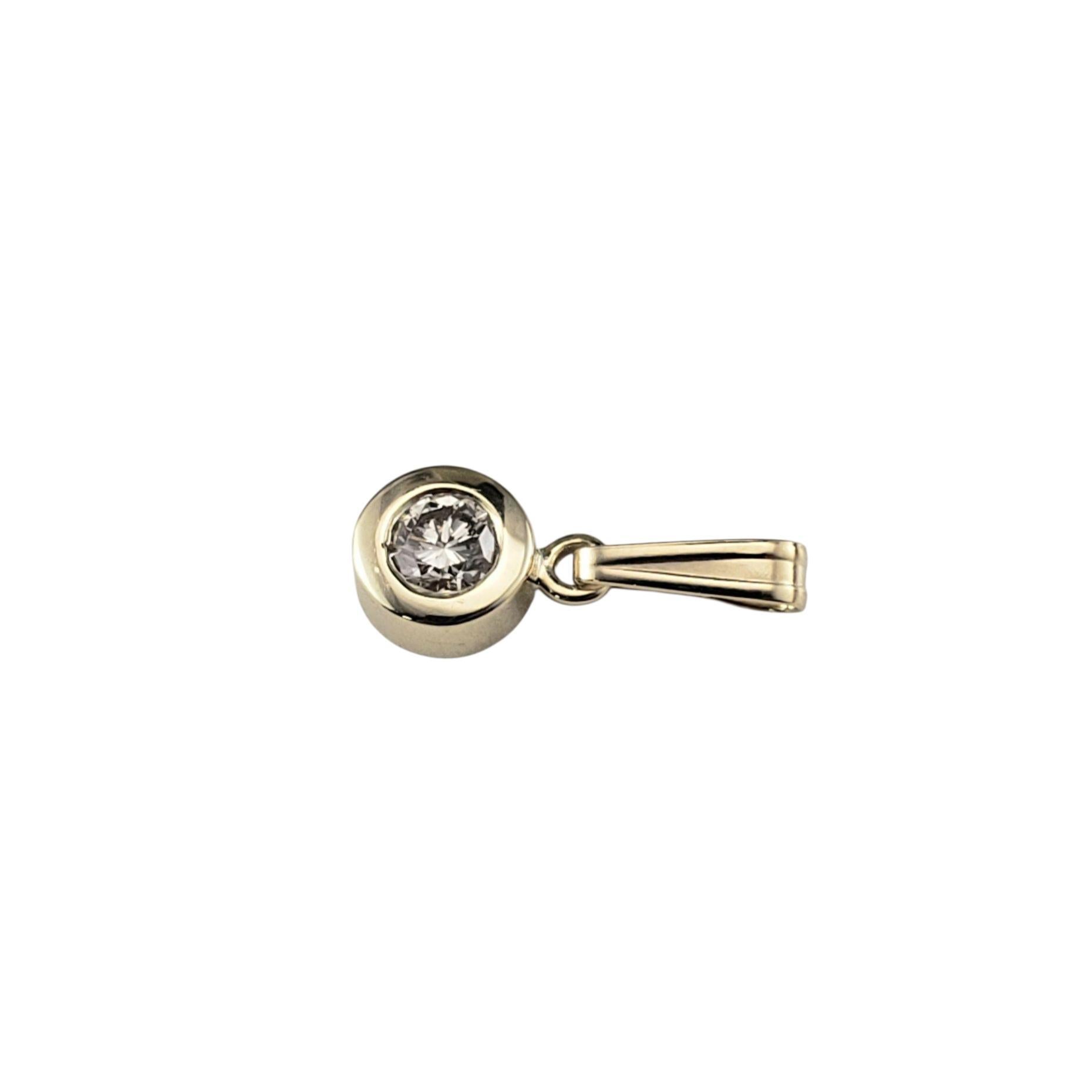 Pendentif en or jaune 14K serti d'un diamant solitaire.

Ce pendentif étincelant est orné d'un diamant rond de taille brillant serti sur un chaton en or jaune 14K. Un classique intemporel qui ne se démode jamais.

Poids total approximatif des