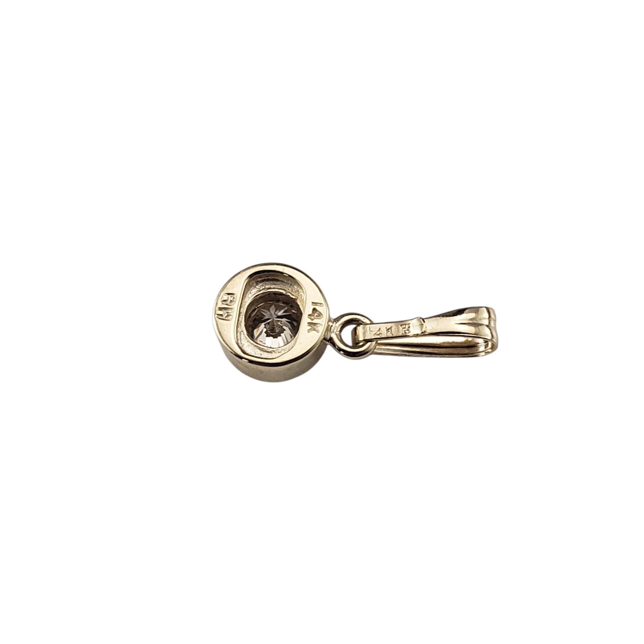 Taille brillant Pendentif solitaire en or jaune 14K serti de diamants #23084 en vente