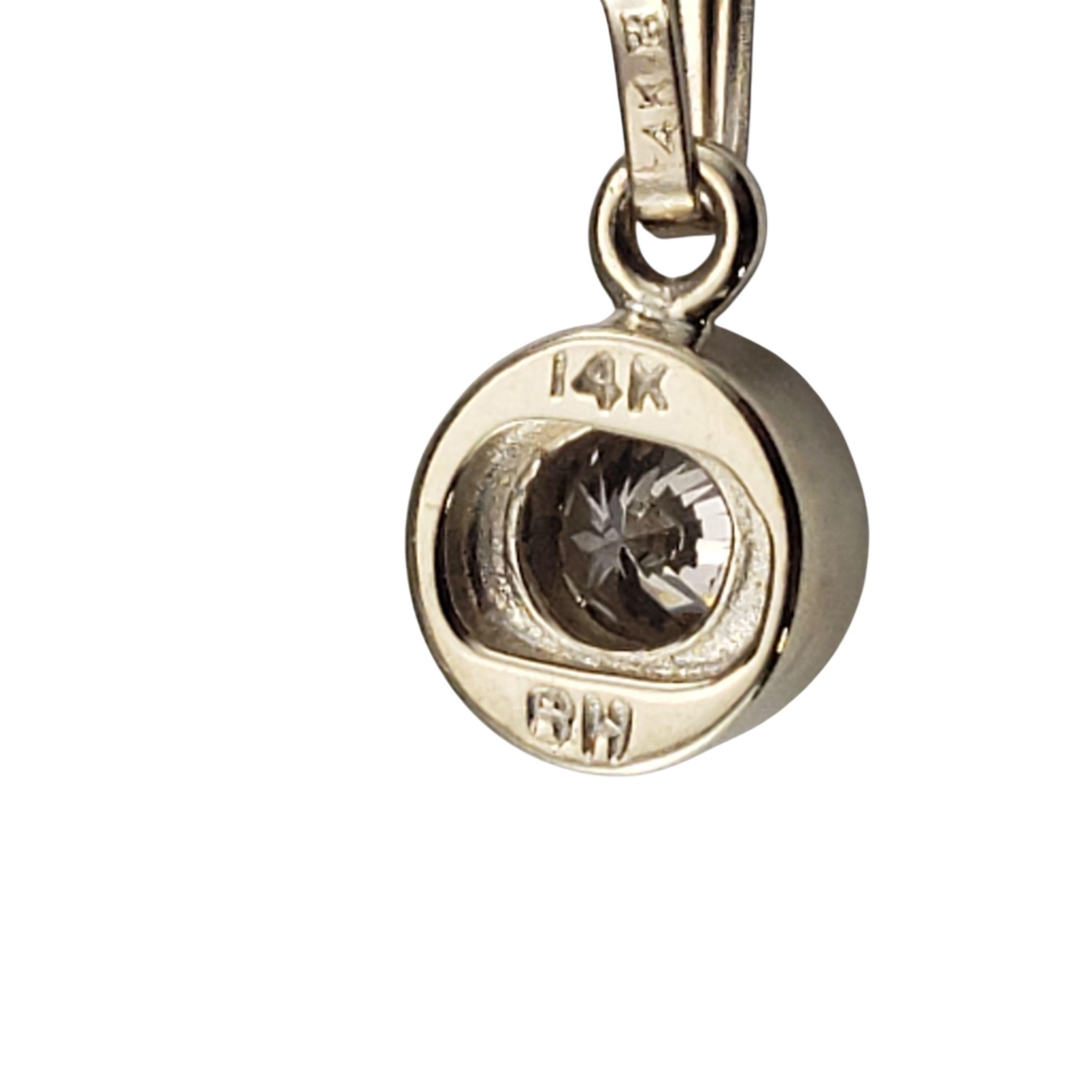 Pendentif solitaire en or jaune 14K serti de diamants #23084 Bon état - En vente à Washington Depot, CT