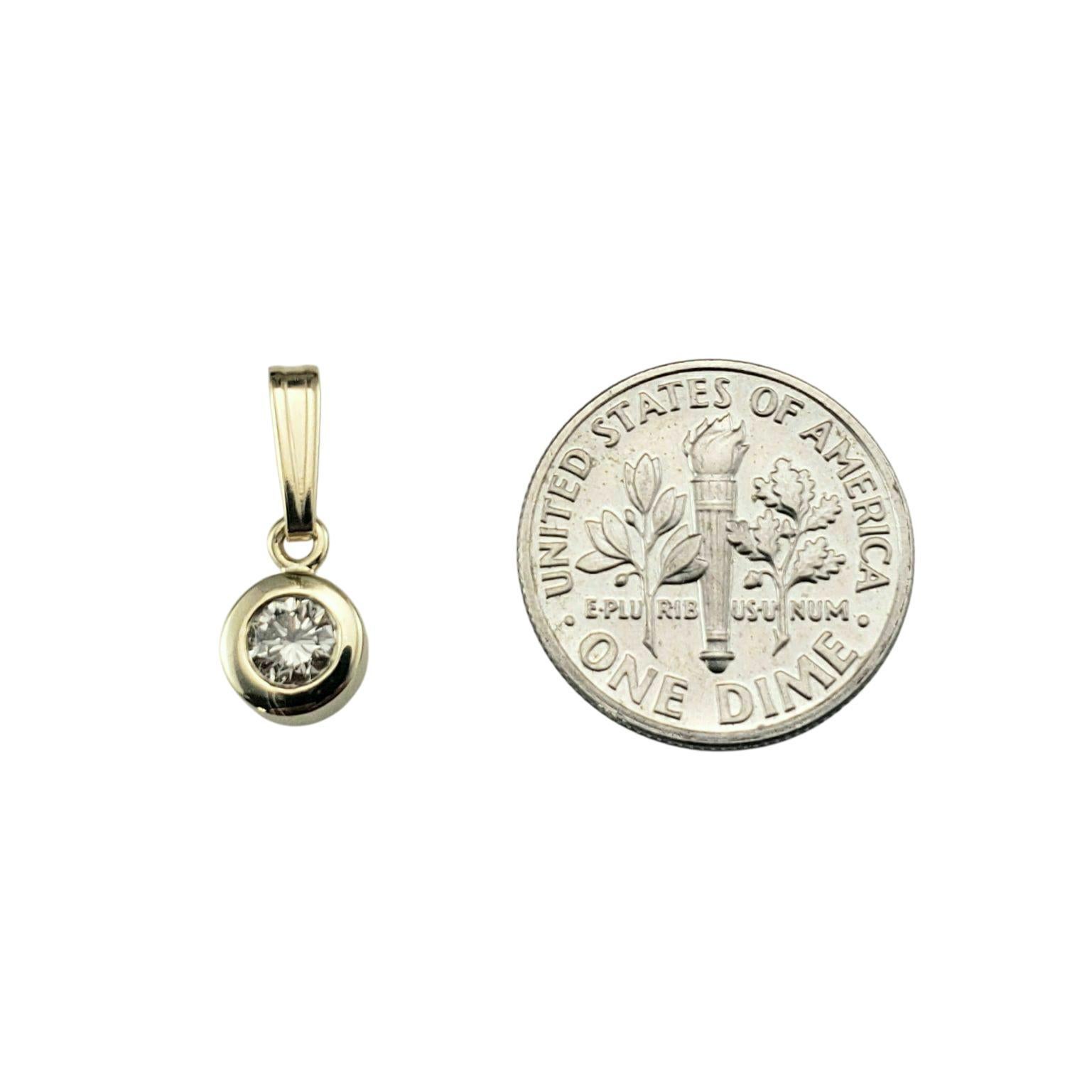 Pendentif solitaire en or jaune 14K serti de diamants #23084 Pour femmes en vente