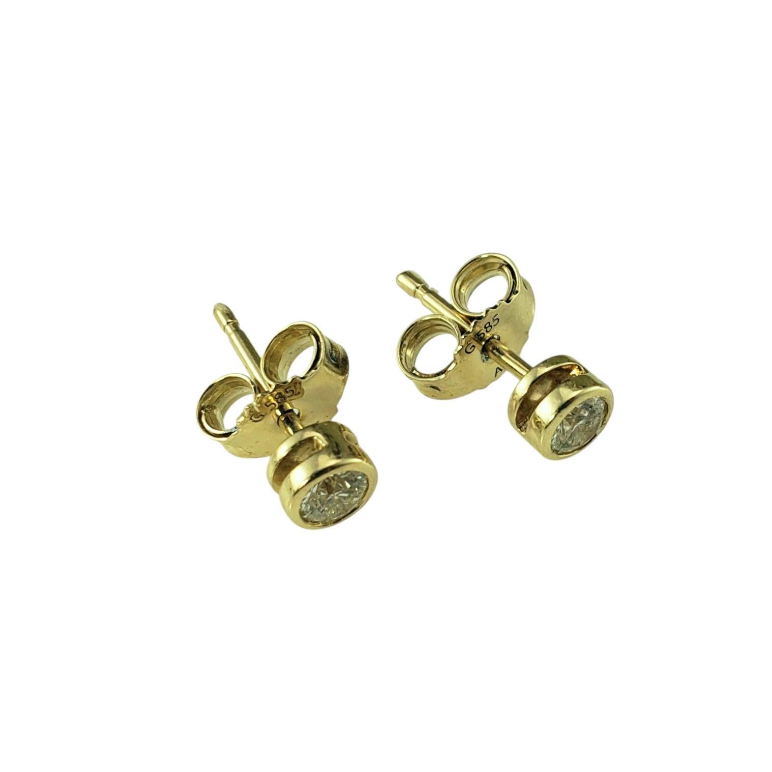 Boucles d'oreilles en or jaune 14K serties de diamants-

Ces boucles d'oreilles étincelantes présentent chacune un diamant rond de taille brillant serti dans un cadre classique en or jaune 14K. Fermetures à l'arrière.

Poids total approximatif des