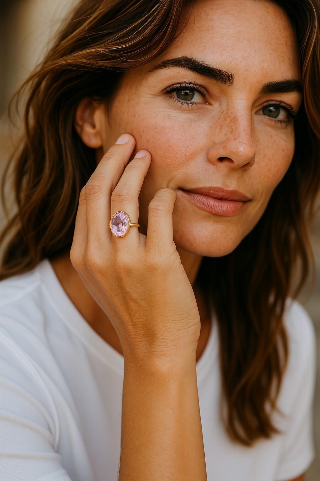 Fai una dichiarazione audace ed eterea con questo anello solitario in oro giallo 14K con castone incastonato di kunzite, che mostra un'impressionante gemma di kunzite di 14x12 mm con un peso di ben 8,56 carati. La pietra con taglio a cuscino è