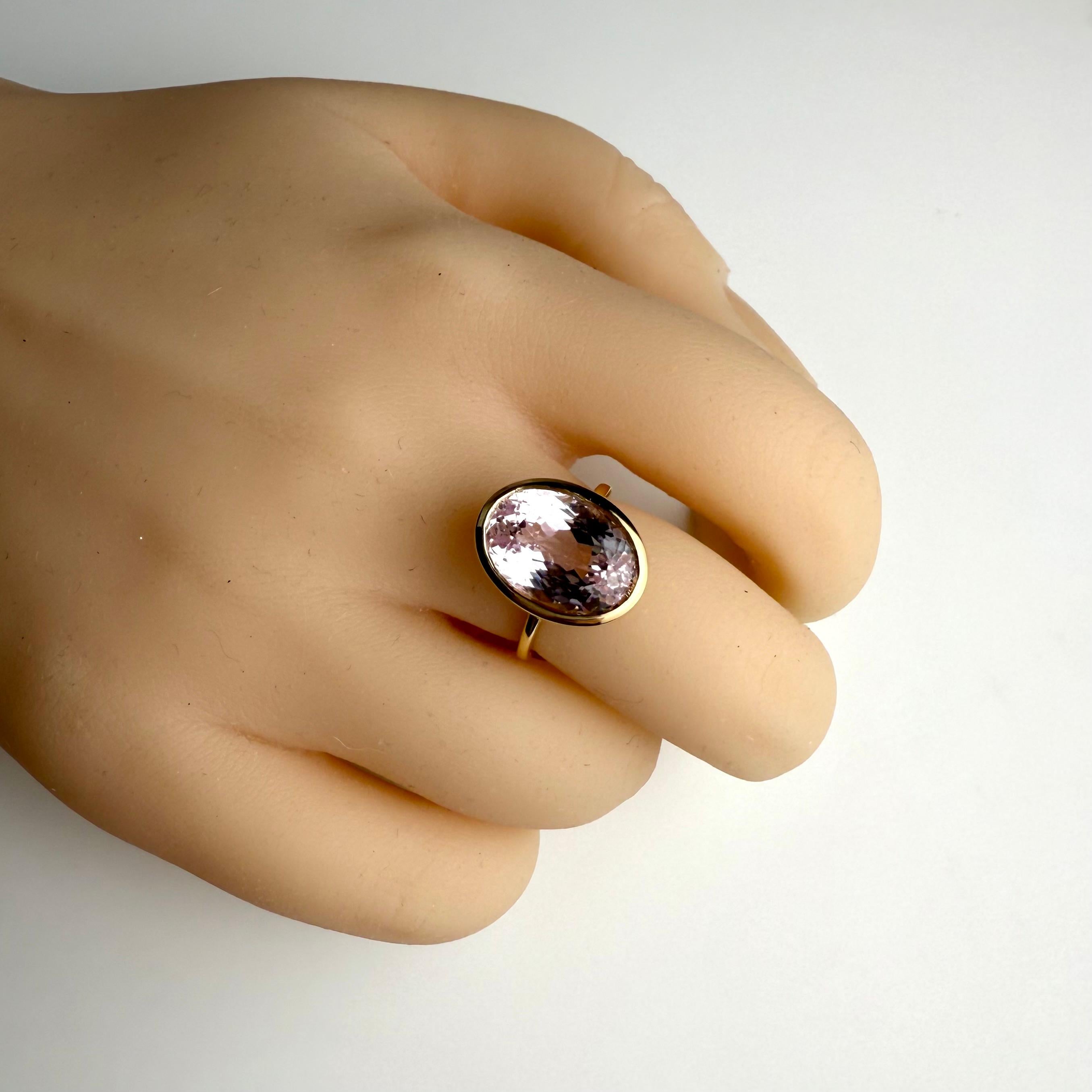 Anello solitario con castone in oro giallo 14K con Kunzite del peso di 8,56 carati In condizioni Nuovo in vendita a New York, NY