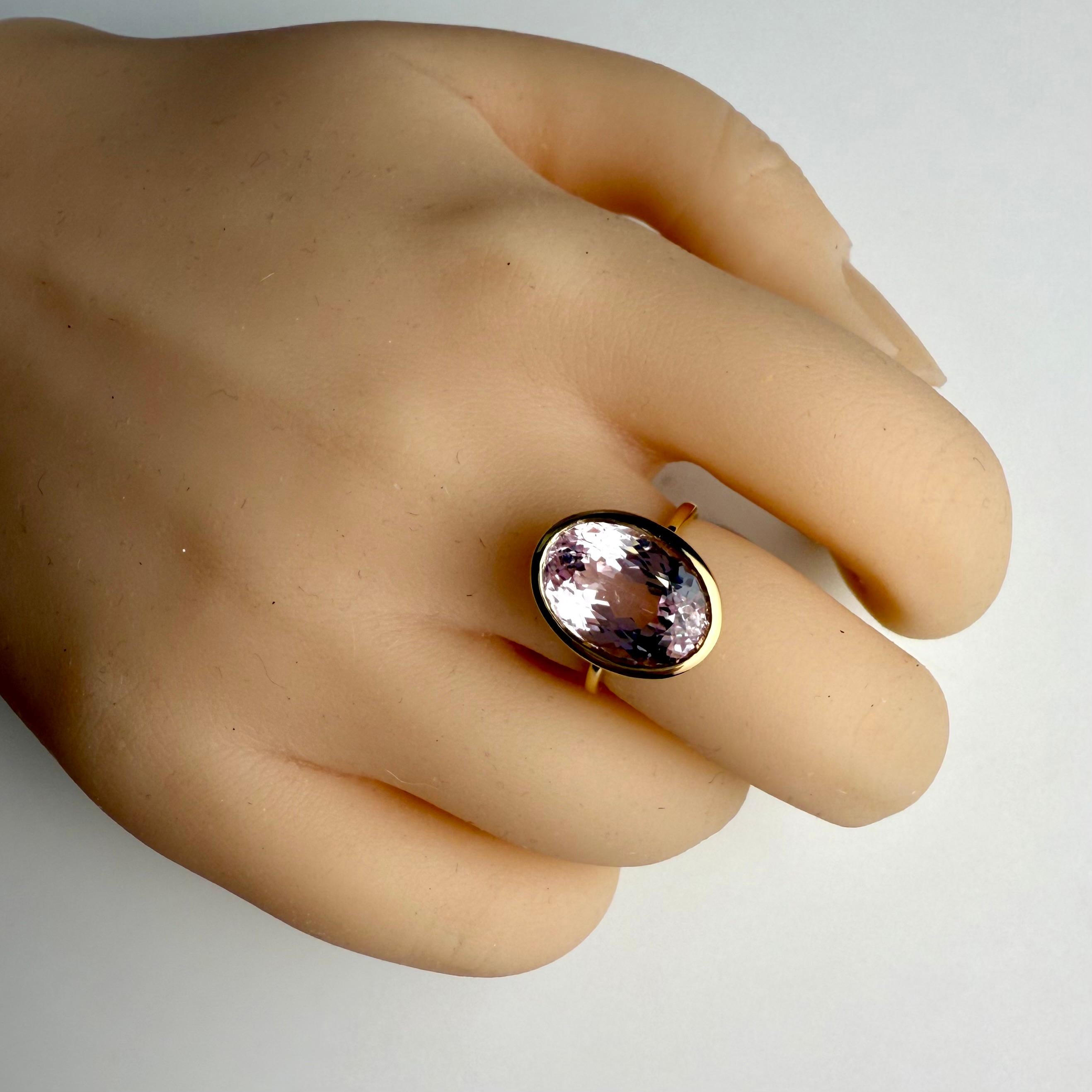 Anello solitario con castone in oro giallo 14K con Kunzite del peso di 8,56 carati in vendita 1
