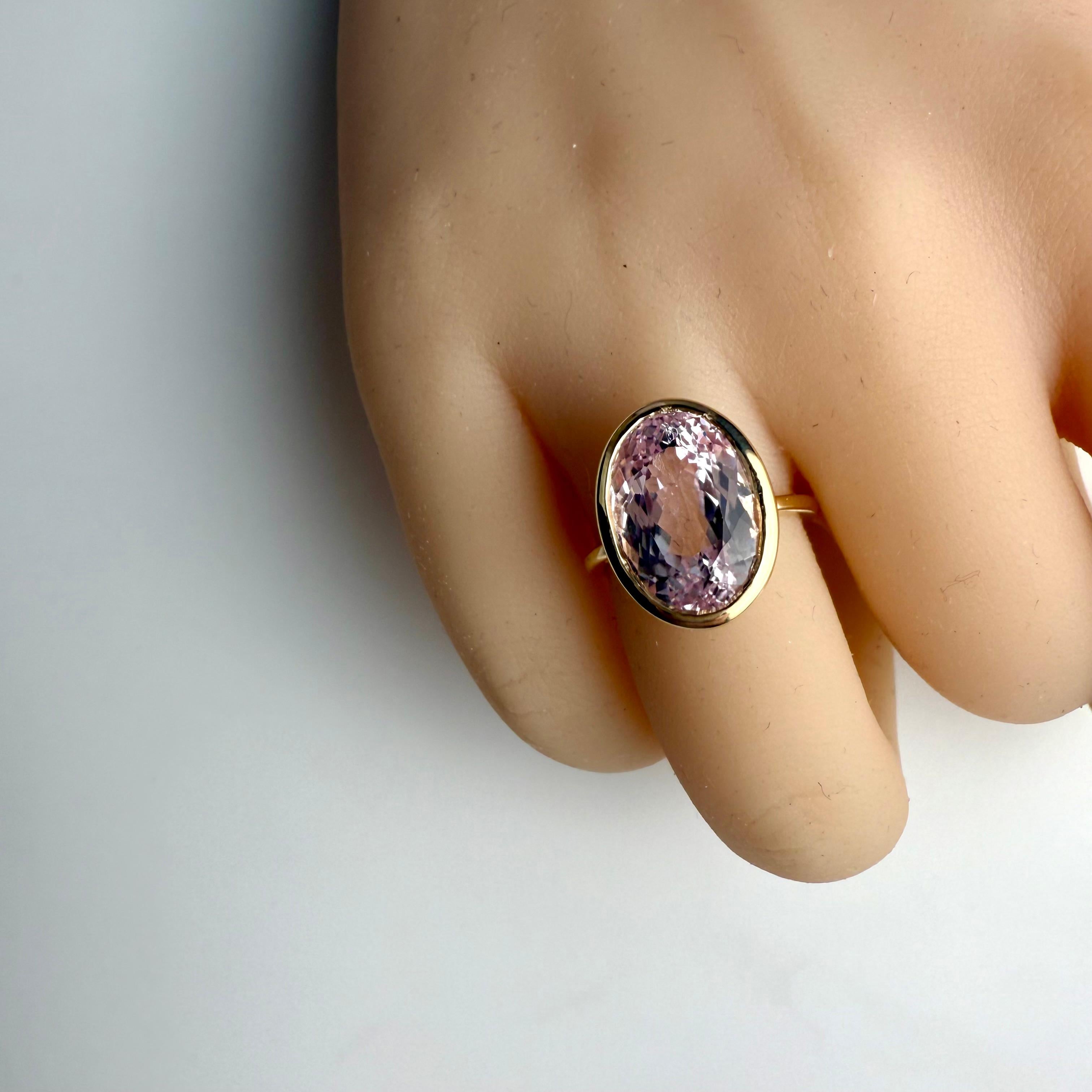 Anello solitario con castone in oro giallo 14K con Kunzite del peso di 8,56 carati in vendita 3