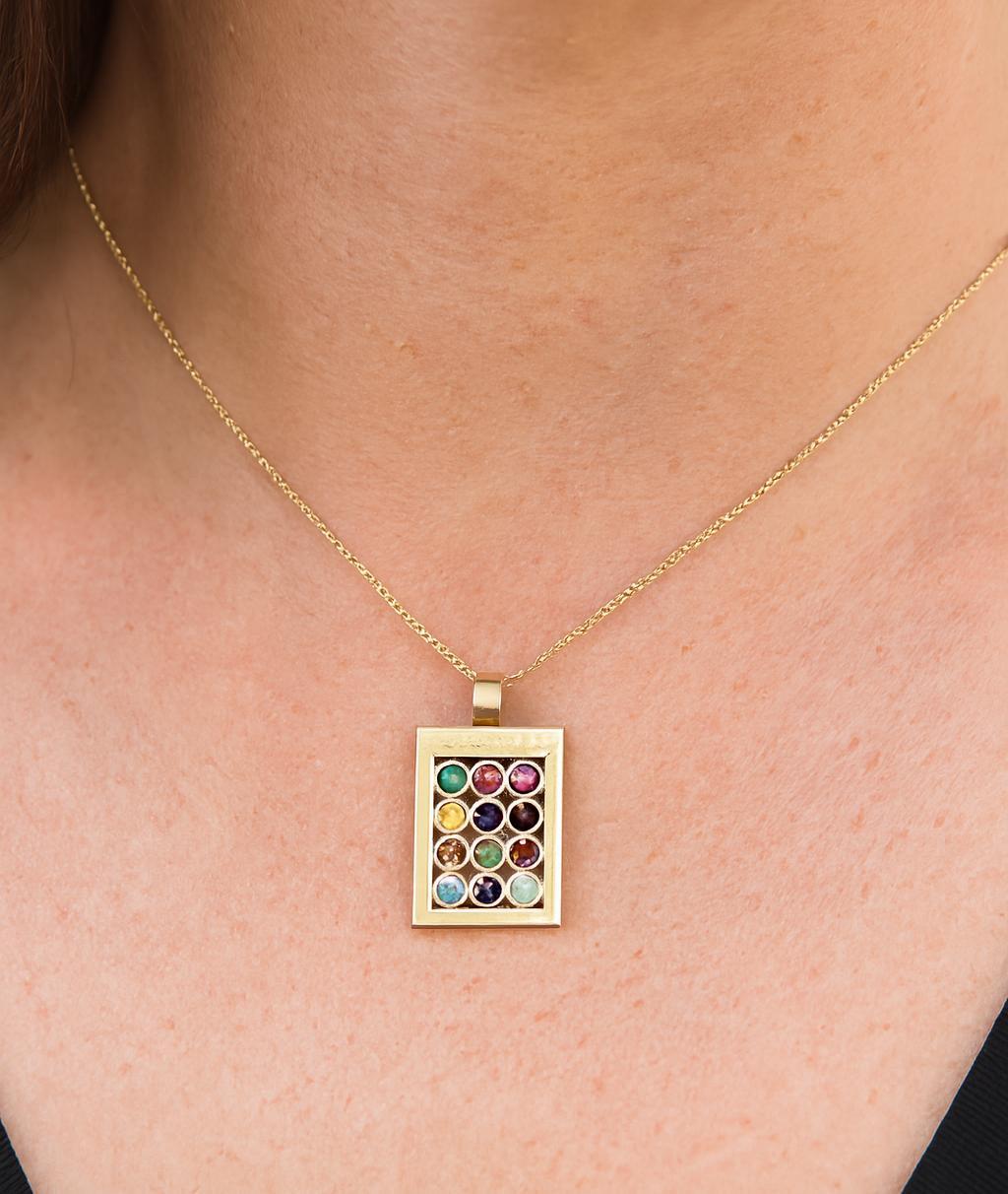 Ciondolo in oro giallo 14k con castone e pietre preziose multicolore e diamante Hoshen in vendita 1