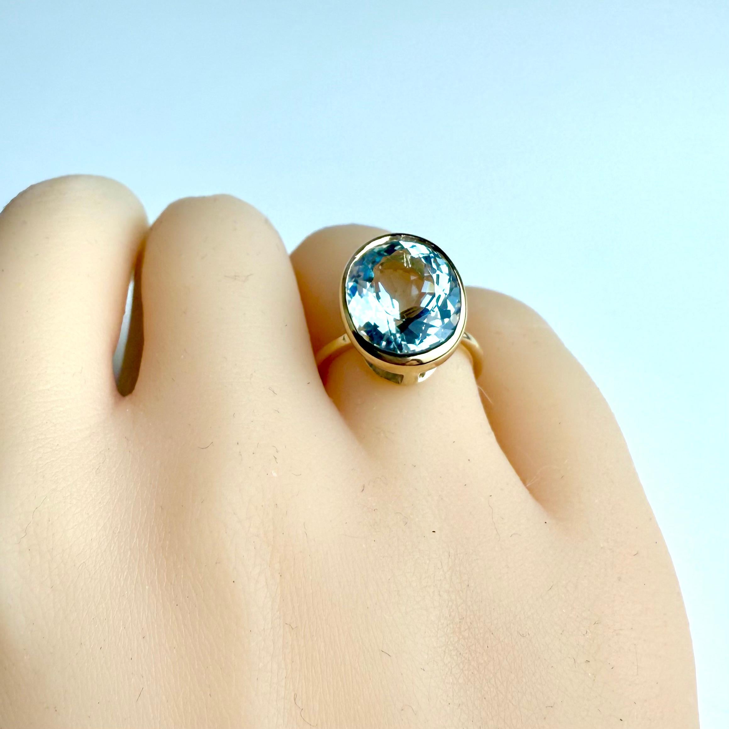 Bague solitaire en or jaune 14K sertie d'un chaton en aigue-marine ovale pesant 6,85 carats en vente 4