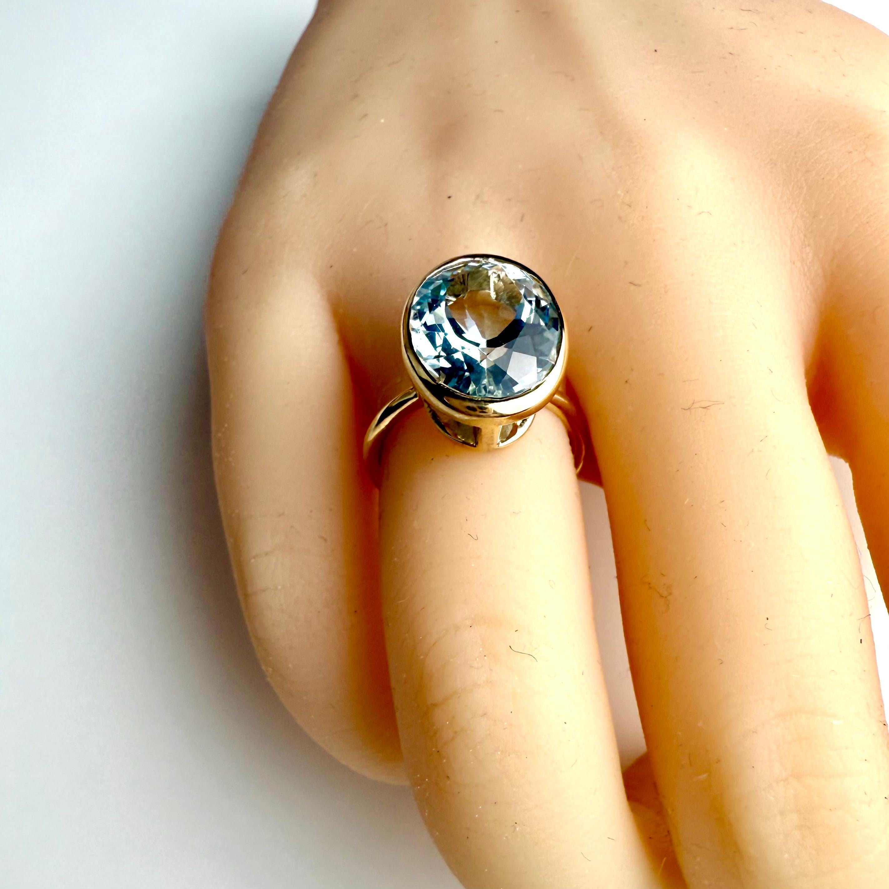 Bague solitaire en or jaune 14K sertie d'un chaton en aigue-marine ovale pesant 6,85 carats en vente 6