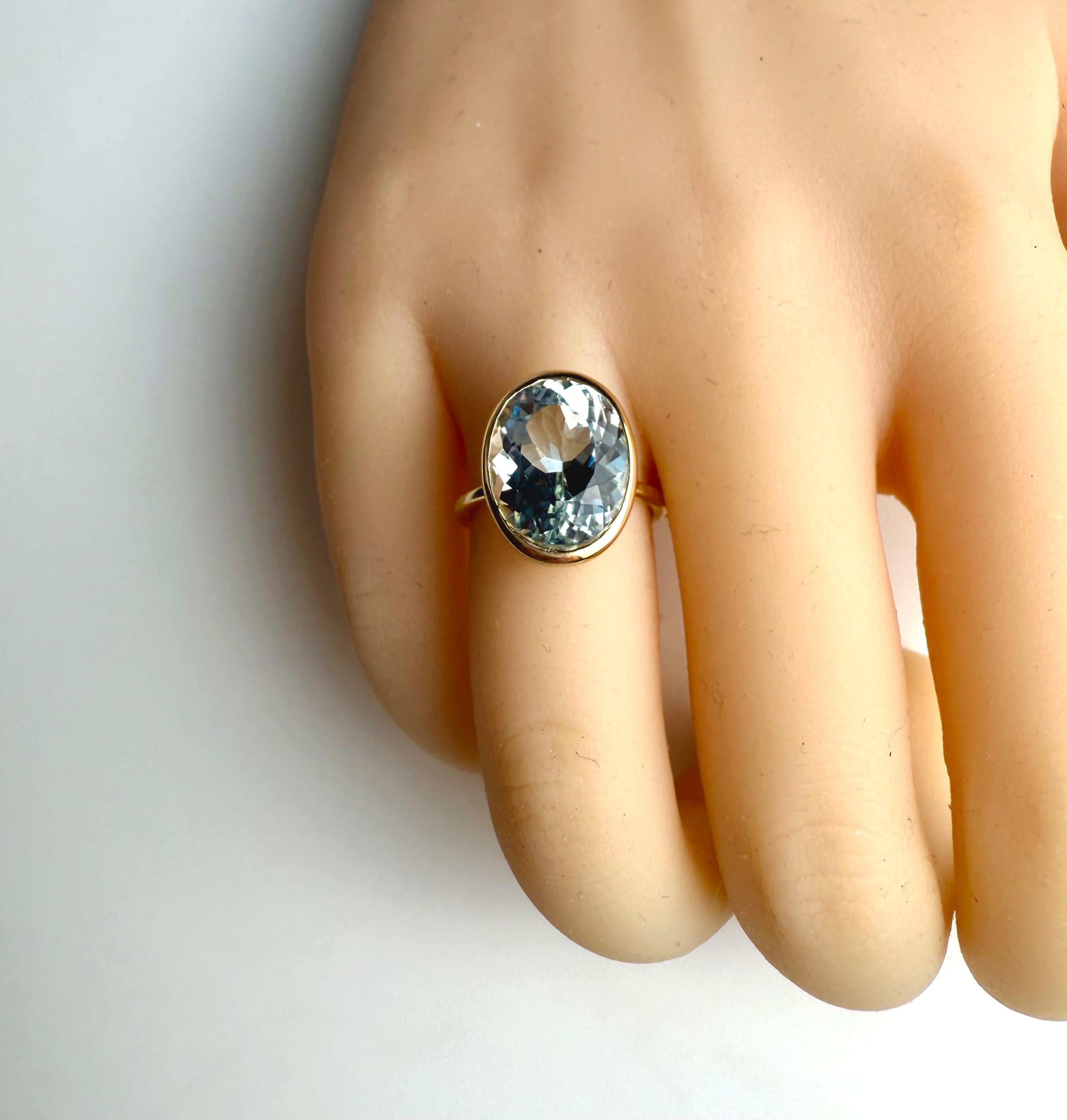 Bague solitaire en or jaune 14K sertie d'un chaton en aigue-marine ovale pesant 6,85 carats en vente 7