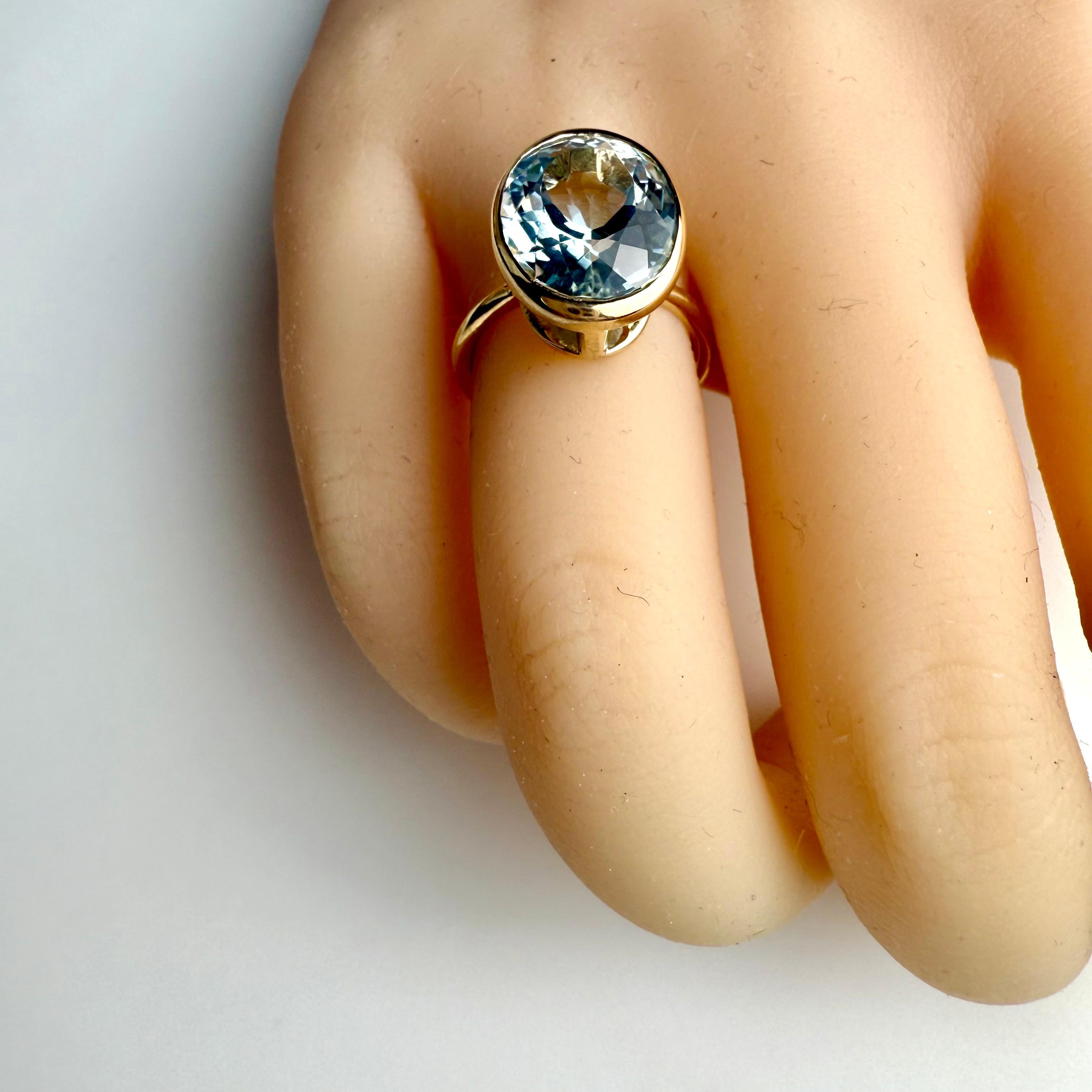 Moderne Bague solitaire en or jaune 14K sertie d'un chaton en aigue-marine ovale pesant 6,85 carats en vente