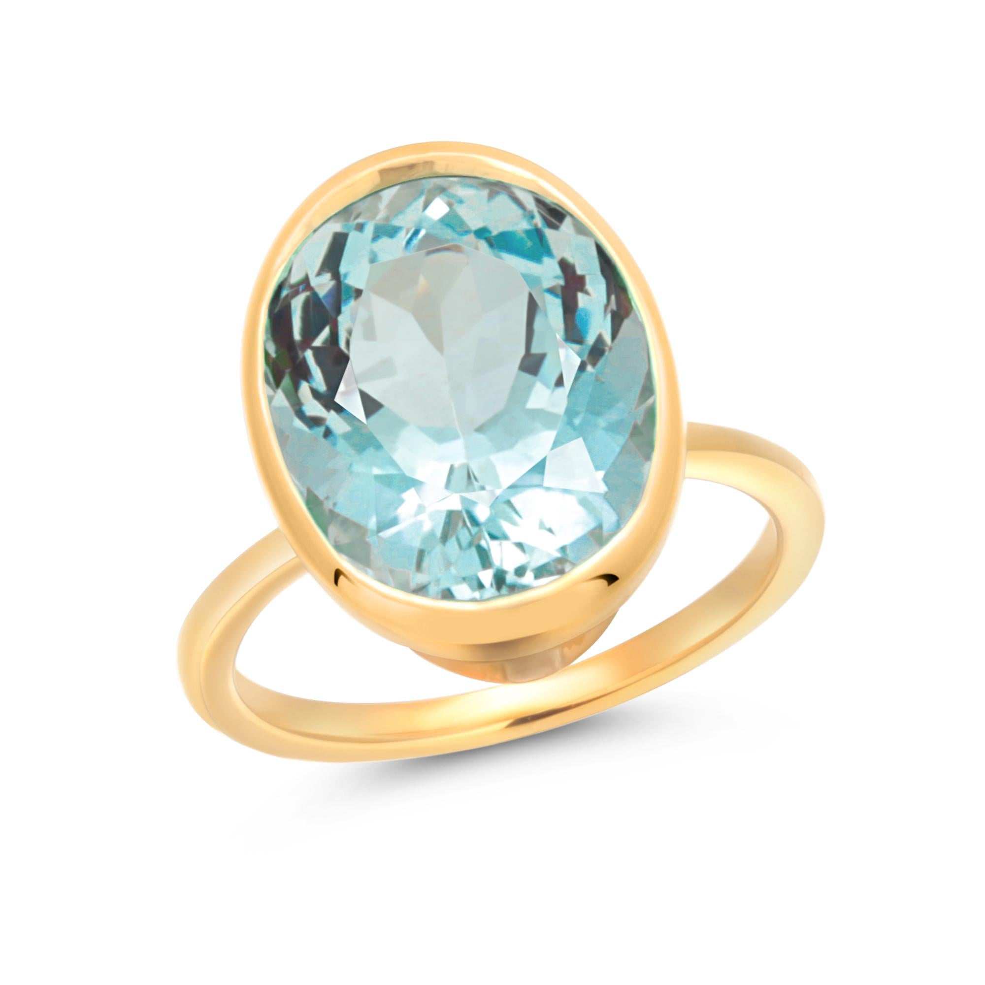 Bague solitaire en or jaune 14K sertie d'un chaton en aigue-marine ovale pesant 6,85 carats Pour femmes en vente
