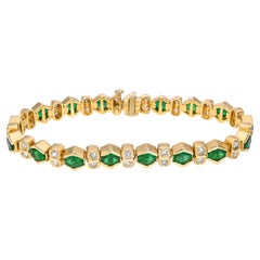 Pulsera de oro amarillo de 14k con esmeraldas de Zambia engastadas en bisel y una línea de diamantes