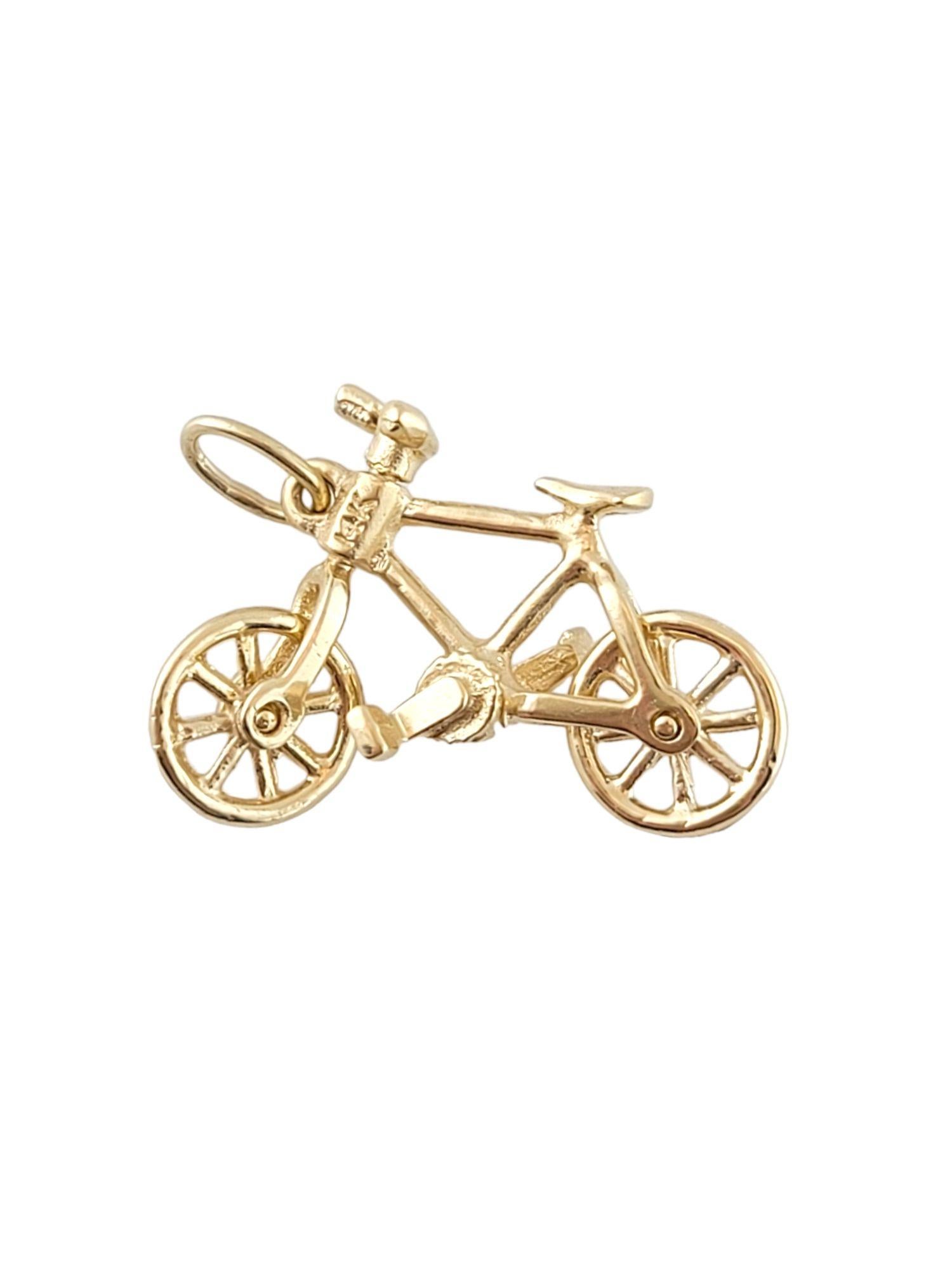 Vintage 14K Gelbgold Fahrrad Charme

Dieses entzückende 14K Gold Fahrrad Charme hat Pedale, Griffe, und Räder, die alle bewegen sich liegen sie auf einem echten Fahrrad!

Größe: 15mm X 23mm X 9mm
Länge des Bügels: 6 mm

Gewicht: 2,4 g/ 1,5