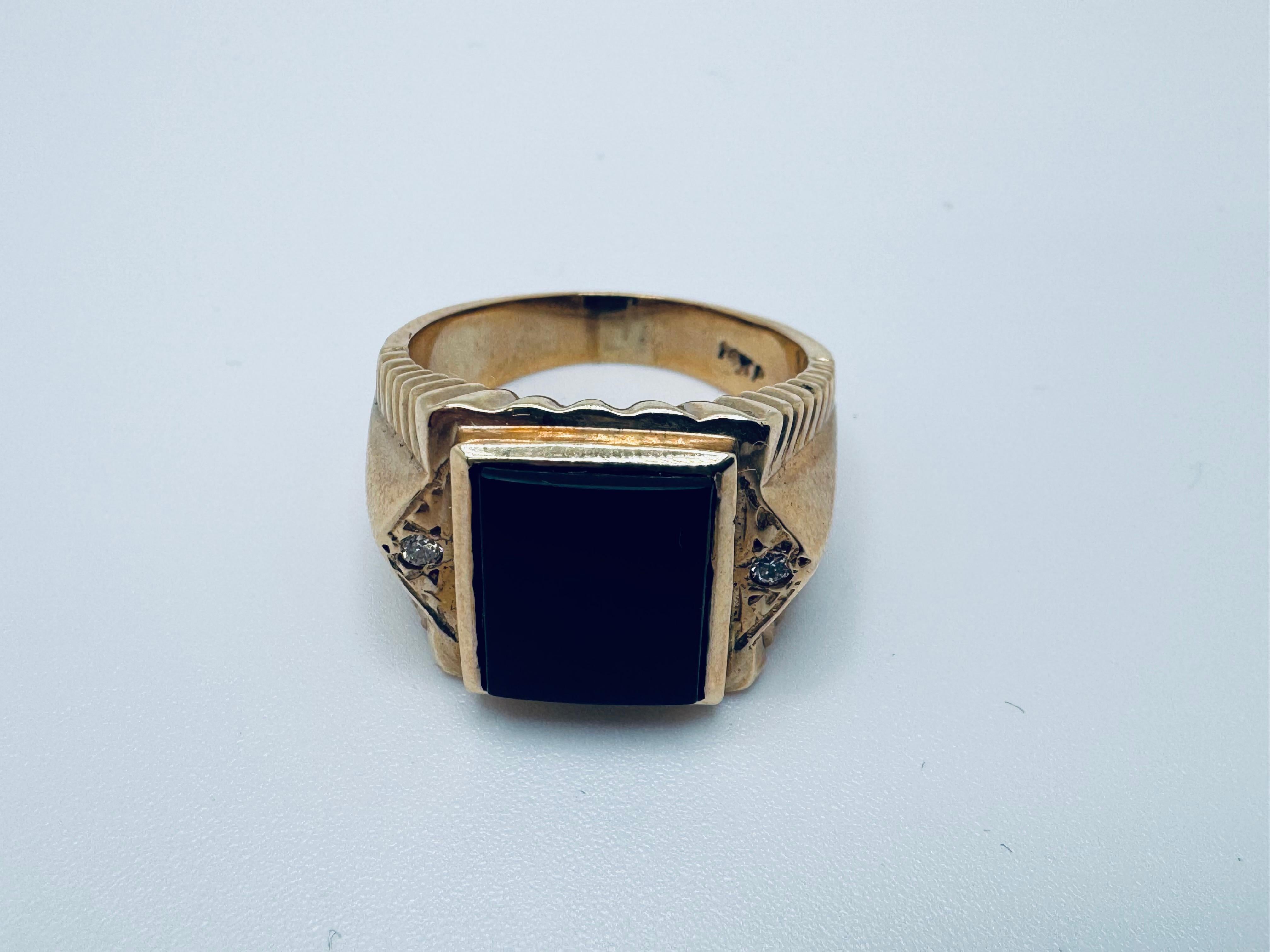 Dieser vornehme Herrenring ist aus massivem 14-karätigem Gelbgold gefertigt und verfügt über einen 11x9 mm großen Onyx-Cabochon, der in einer Lünette gefasst ist und so einen glatten, sicheren Abschluss bildet. Der tiefschwarze Onyx wird von