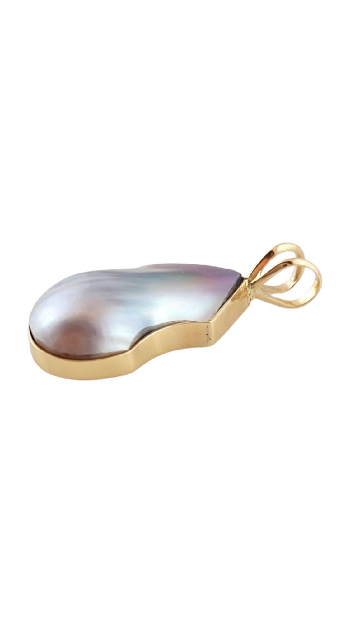 This gorgeous tear drop Mabe pearl is set in 14K yellow gold!

Size: 33mm X 14mm X 7.3mm

Weight: 4.26 g/ 2.7 dwt

Hallmark: 14K

*Chain not included*

Very good condition, professionally polished.

Will come packaged in a gift box or pouch (when