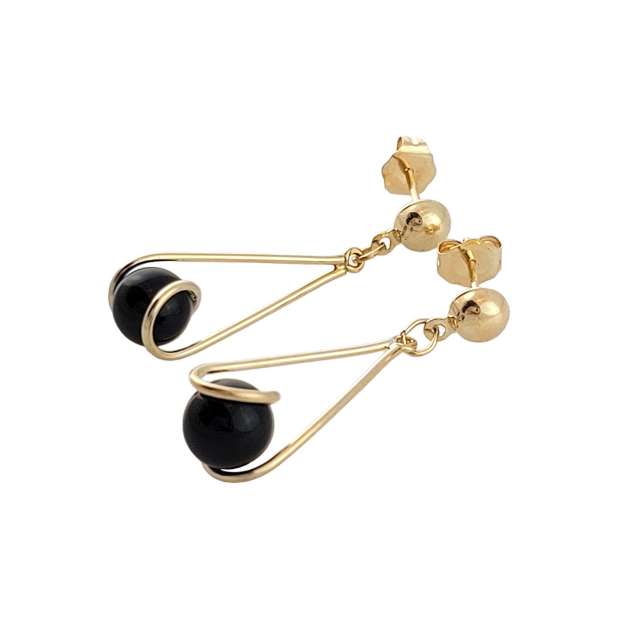 2 gorgeous black onyx beads encased in 14K yellow gold dangle earrings!

Onyx size: approx.  5.9mm each

Dangle: approx. 28.5mm

Weight: 1.3 g/ 0.8 dwt

Hallmark: Z. Z. 585

Very good condition, professionally polished.

Will come packaged in a gift