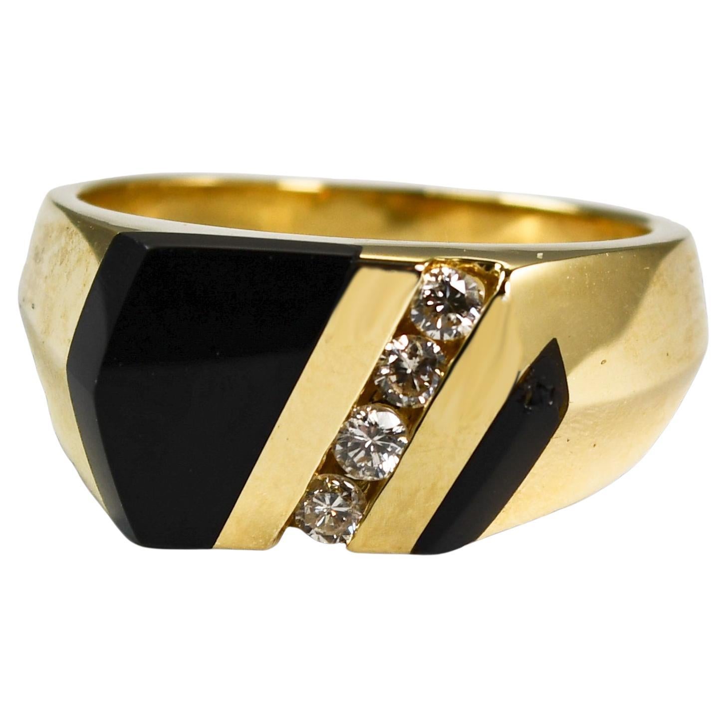 Anillo de Oro Amarillo de 14K Ónix Negro y Diamante