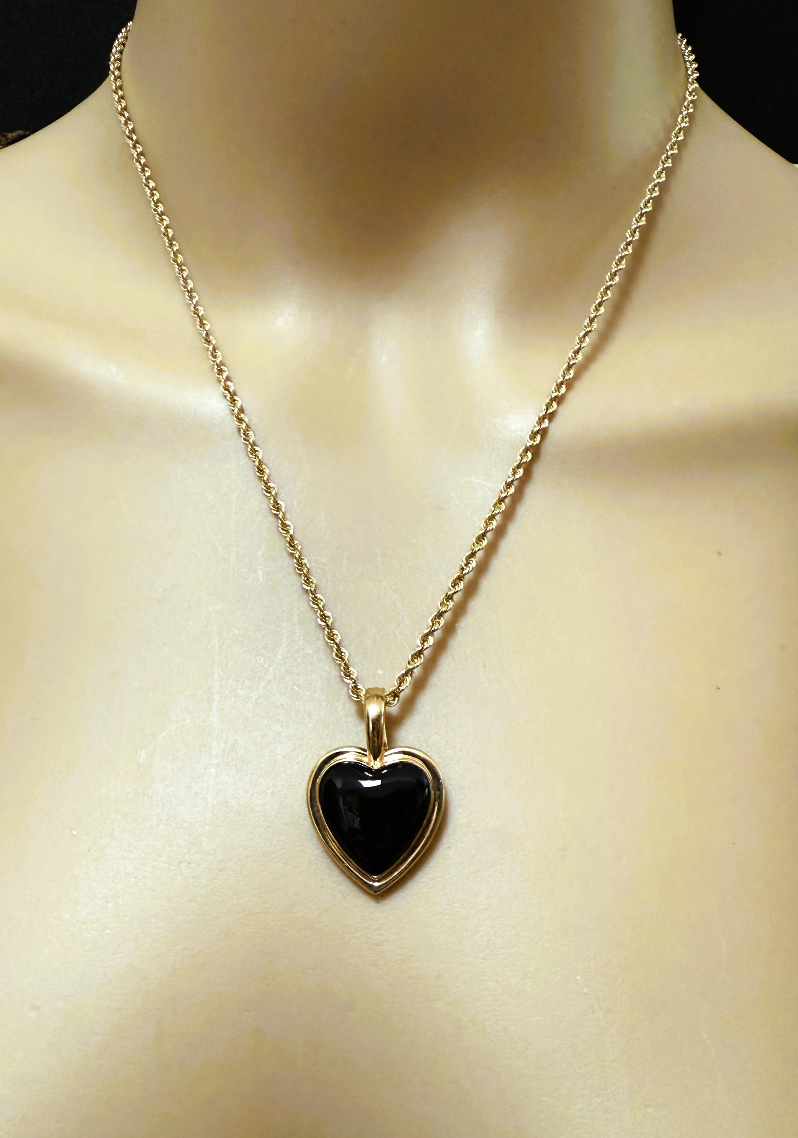 C'est un tr�ès beau pendentif.   Il s'agit d'un produit d'occasion en excellent état.  Il a été très bien entretenu.  Le pendentif lui-même mesure 1,25 pouce de long et 0,75 pouce de large.  Il est doté d'une attache qui permet de le transférer