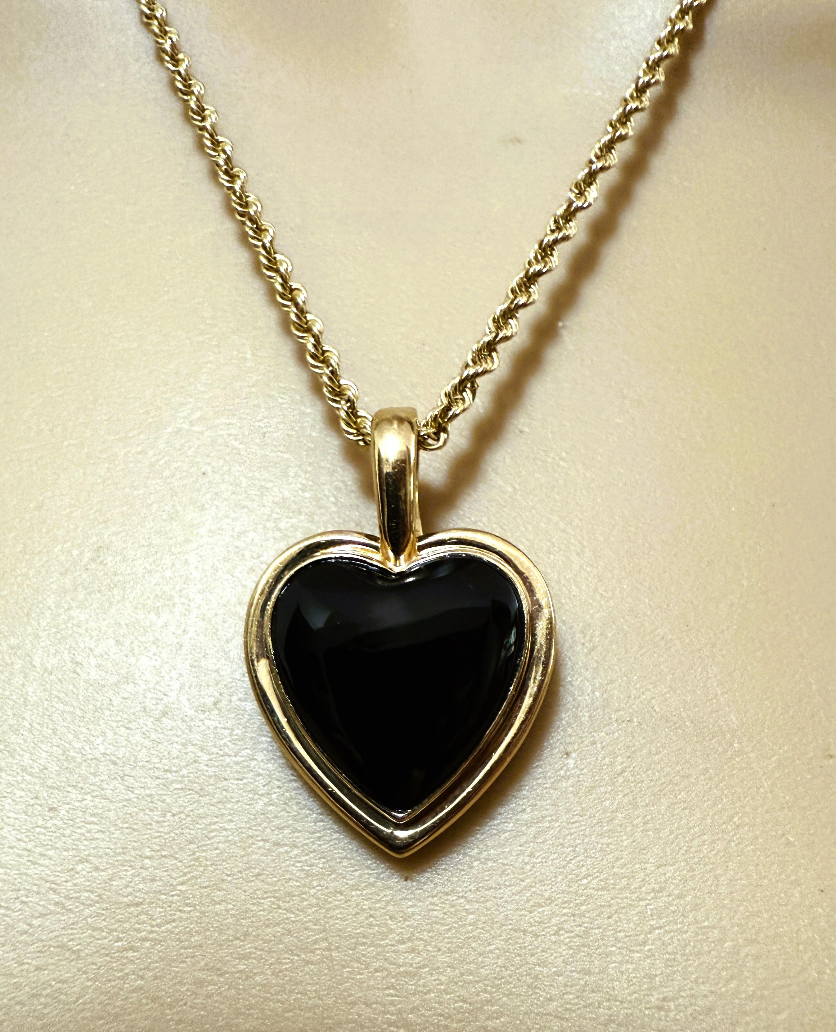 Art déco Pendentif en or jaune 14K en forme de coeur en onyx noir sur chaîne lourde en or jaune 14k 18
