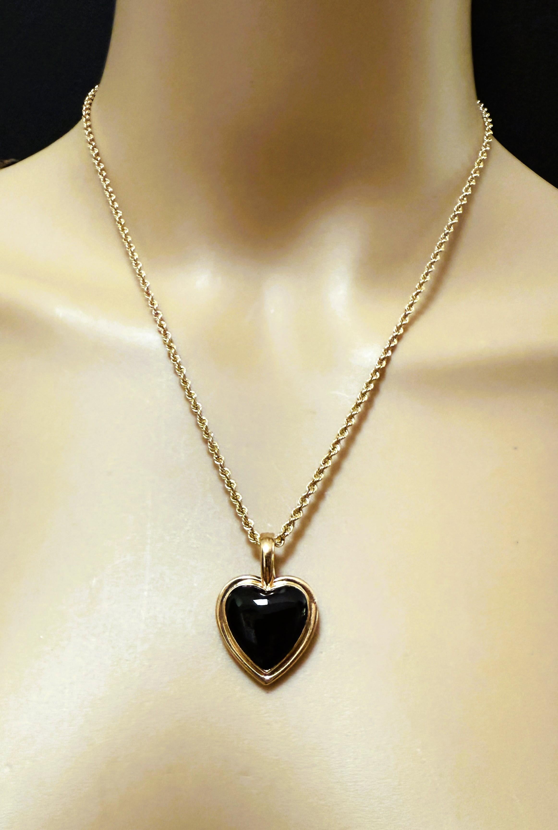 Taille cœur Pendentif en or jaune 14K en forme de coeur en onyx noir sur chaîne lourde en or jaune 14k 18
