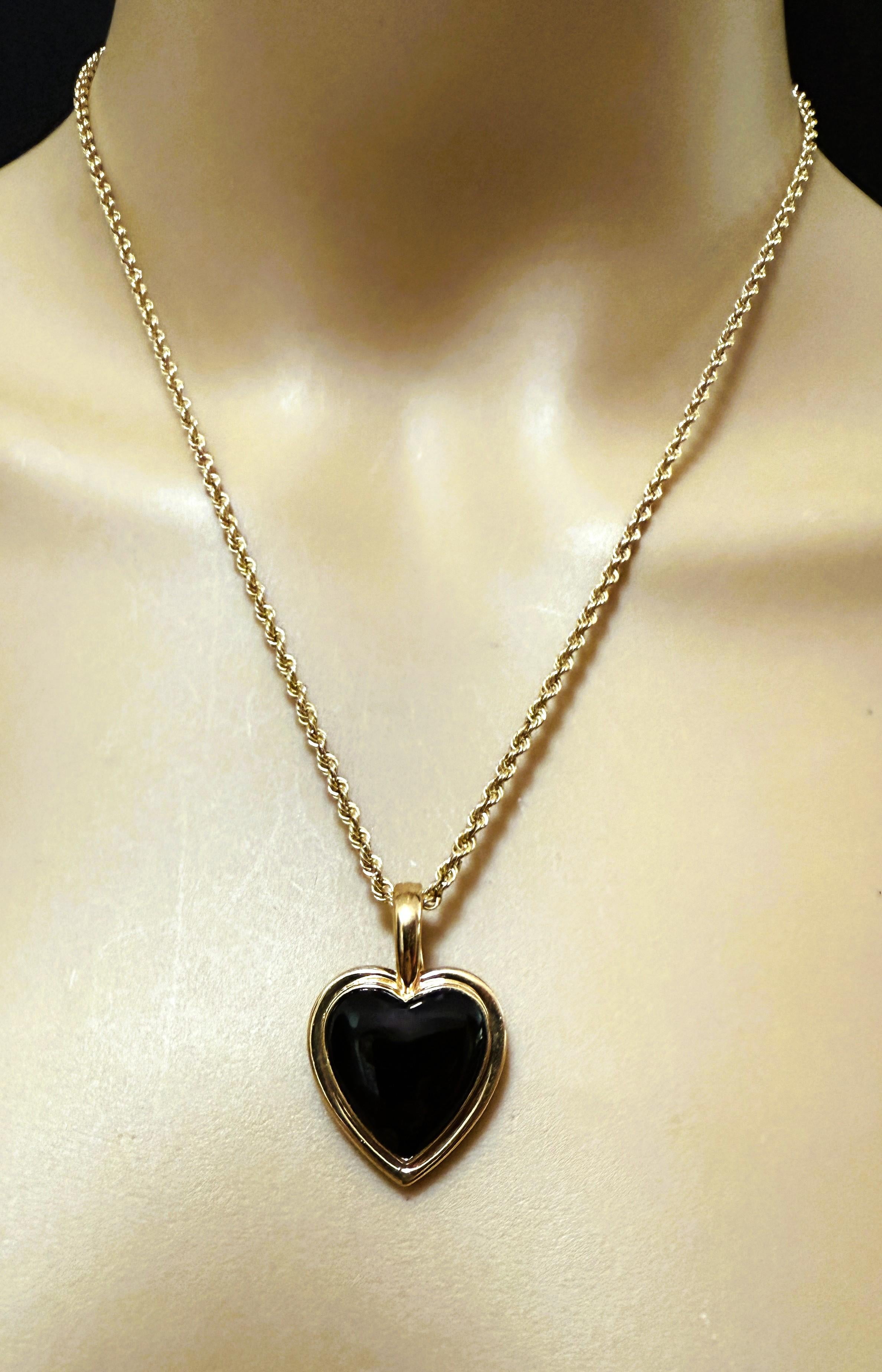 Pendentif en or jaune 14K en forme de coeur en onyx noir sur chaîne lourde en or jaune 14k 18