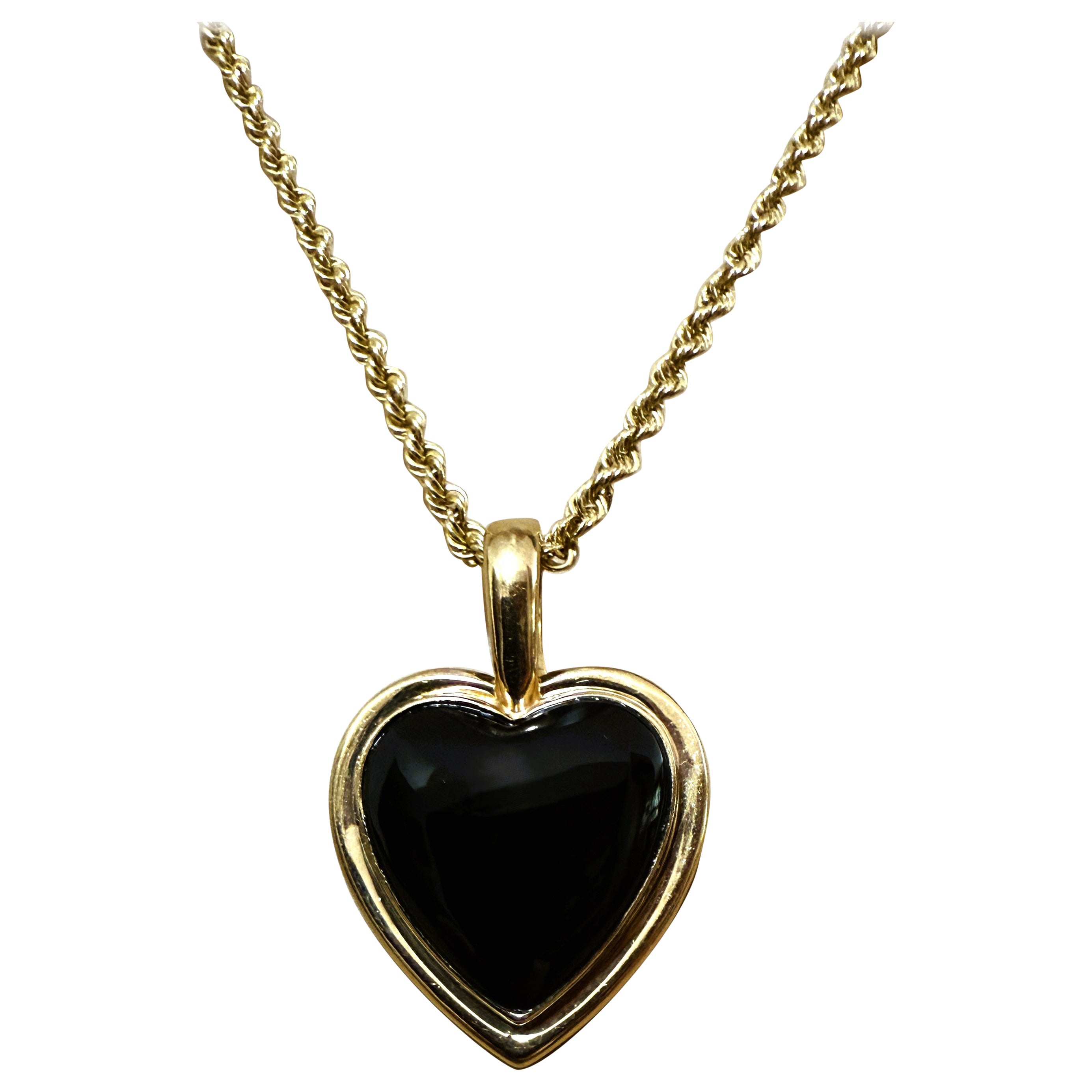 Pendentif en or jaune 14K en forme de coeur en onyx noir sur chaîne lourde en or jaune 14k 18". en vente