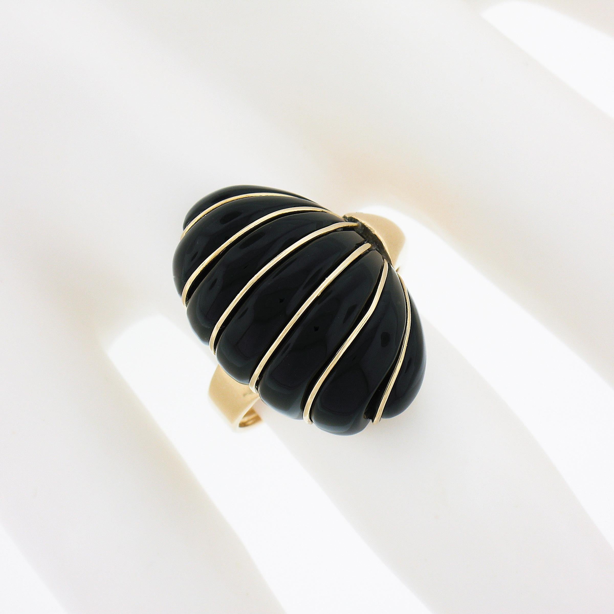 14K Yellow Gold Black Onyx Polished Striped Wire Work Domed Scalloped Shell Ring In Excellent Condition For Sale In Montclair, NJ