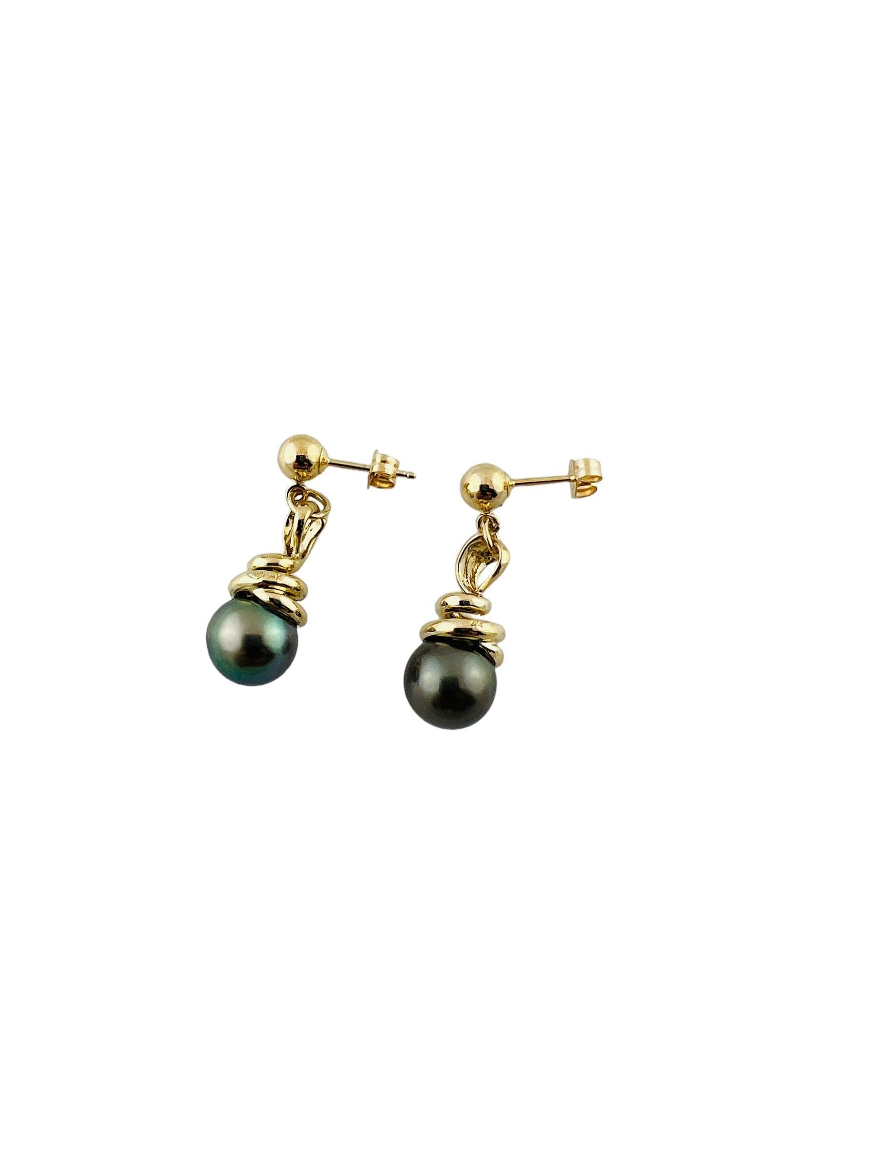 Vintage 14K Yellow Gold Black Pearl Dangle Earrings

Gorgeous set of 14K gold dangle earrings with 2 beautiful black pearls!

Pearls: 8.6mm each

Size: 28.0mm X 8.7mm X 8.7mm

Weight: 5.0 g/ 3.2 dwt

Hallmark: 14K

Very good condition,